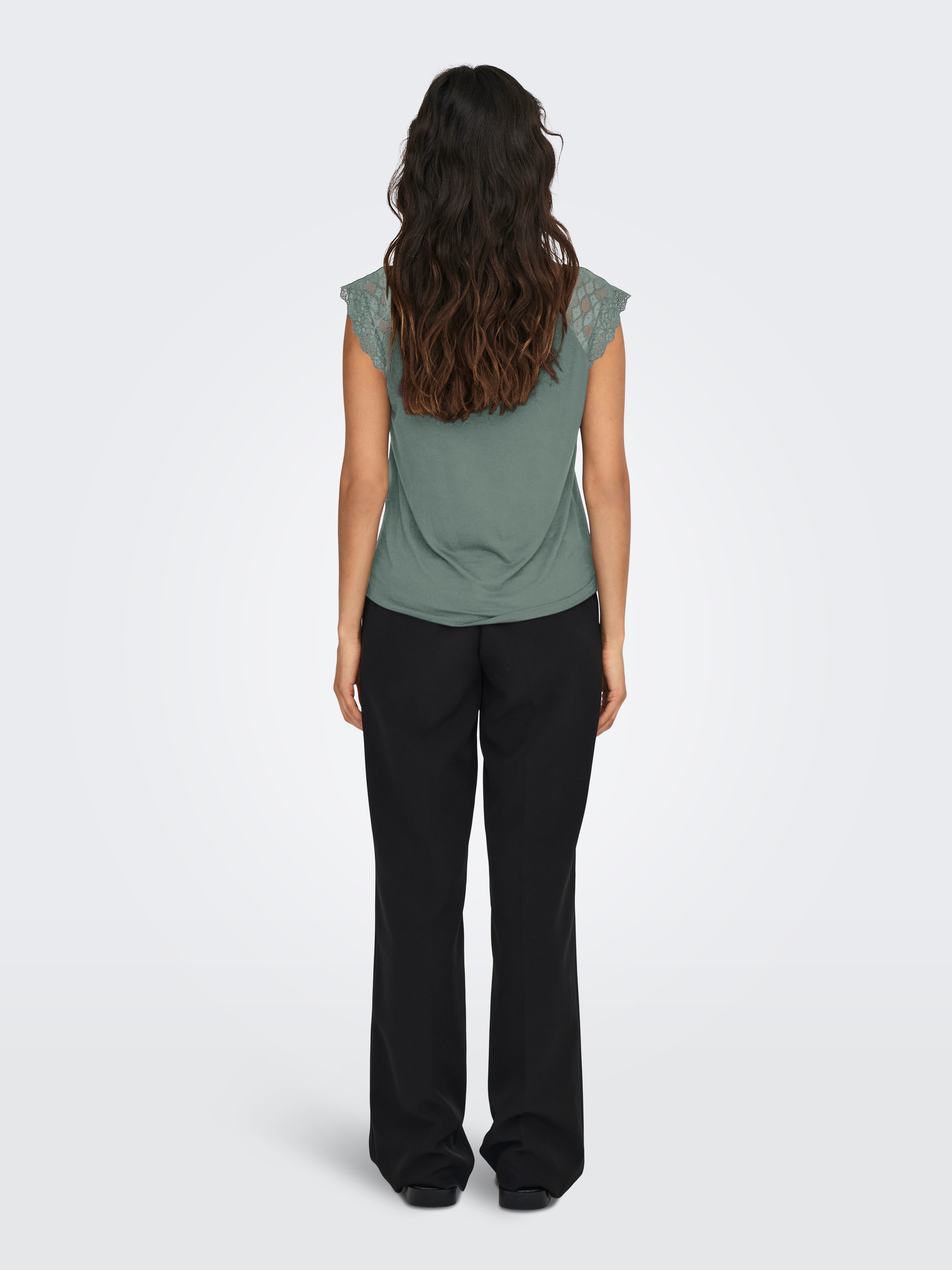 Only Shirt met V-hals ONLPETRA S/S LACE MIX TOP CS JRS