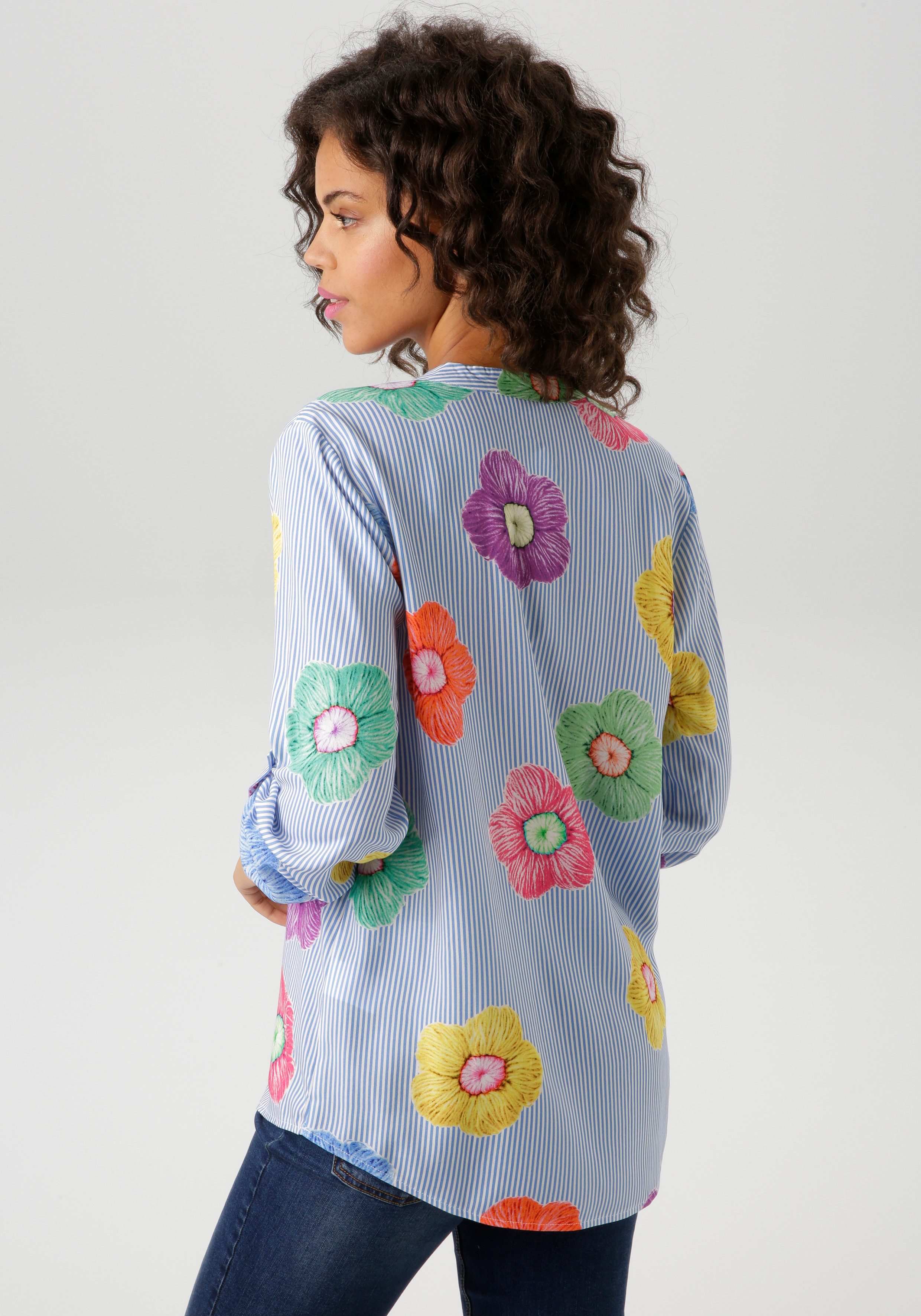 Aniston CASUAL Blouse zonder sluiting gestreept en versierd met kleurrijke bloemen - nieuwe collectie