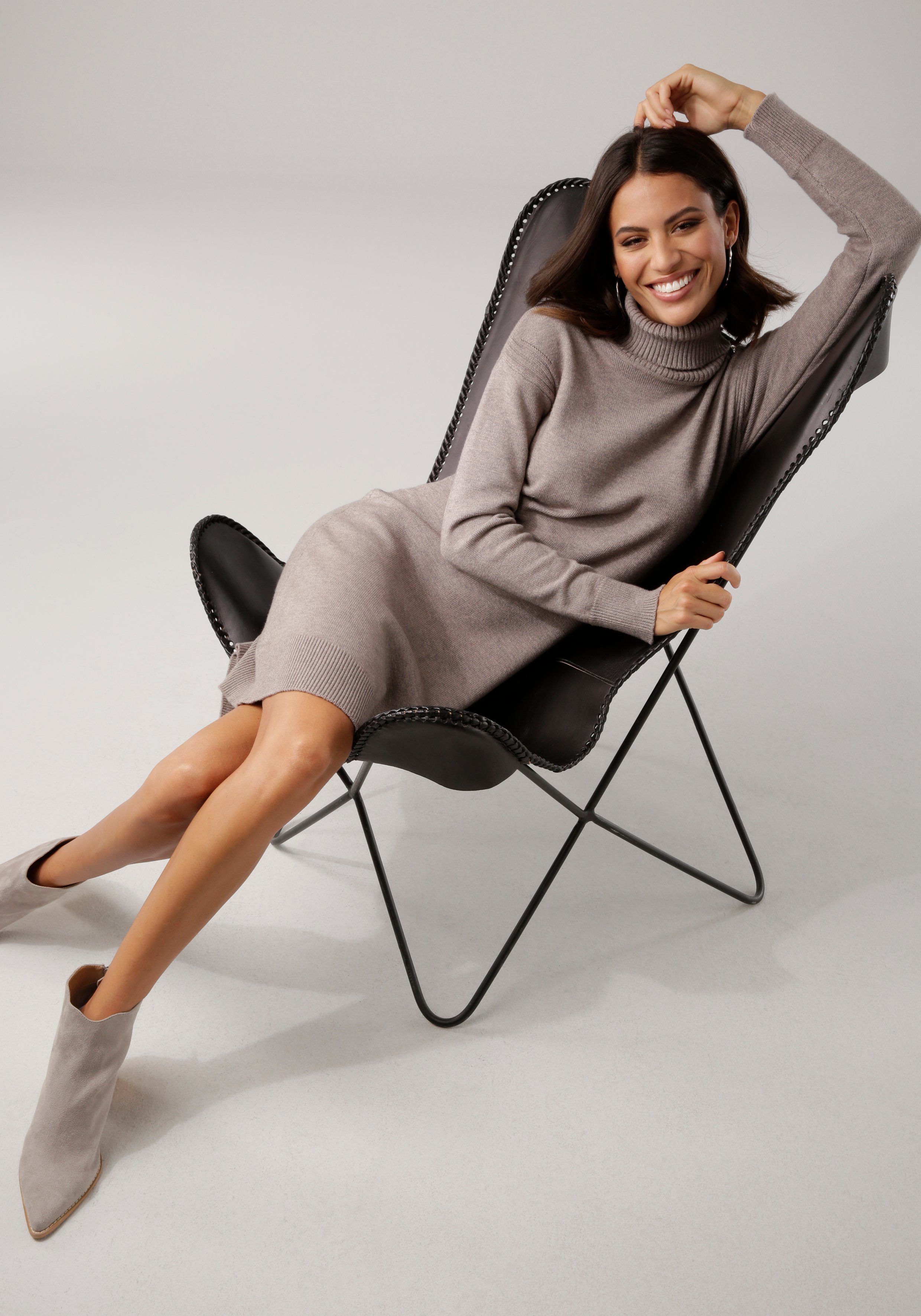 Laura Scott Gebreide jurk feminiene look, elastisch materiaal, lange mouwen, met rolkragen