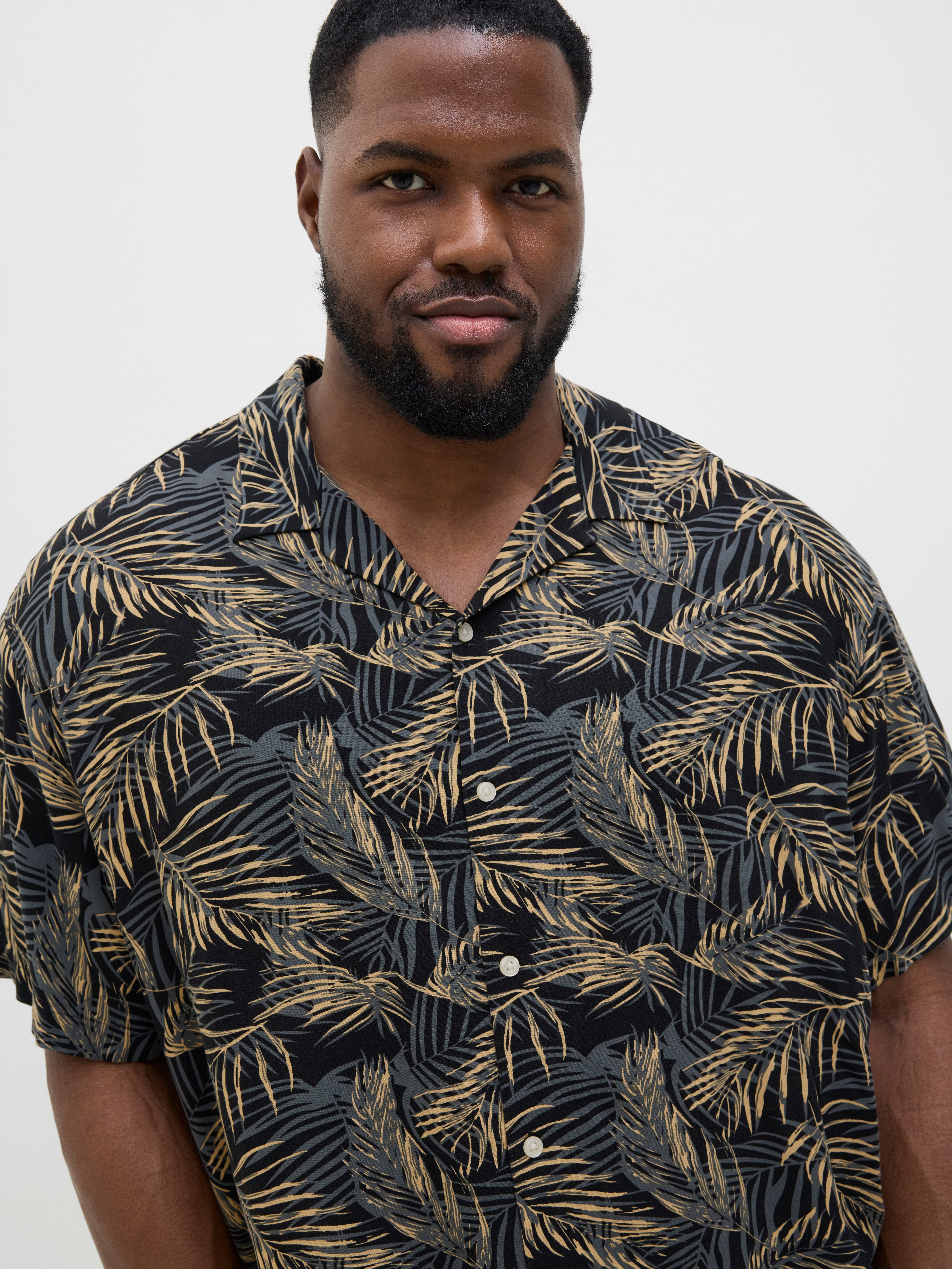 Jack & Jones PlusSize Overhemd met korte mouwen JJEJEFF TROPICAL AOP RESORT SHIRT SN PLS