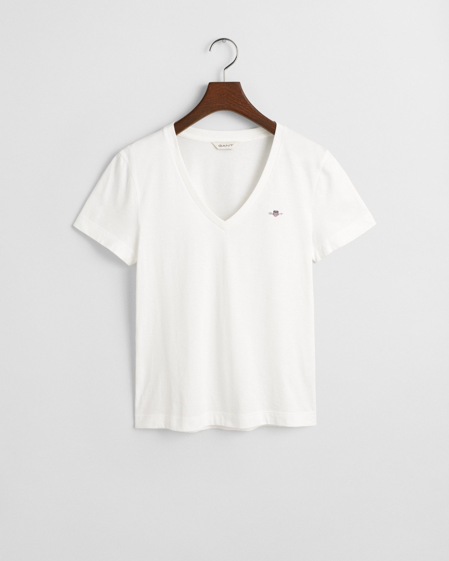 Gant T-shirt REG SHIELD KA V-NECK T-SHIRT met een klein geborduurd logo op de borst