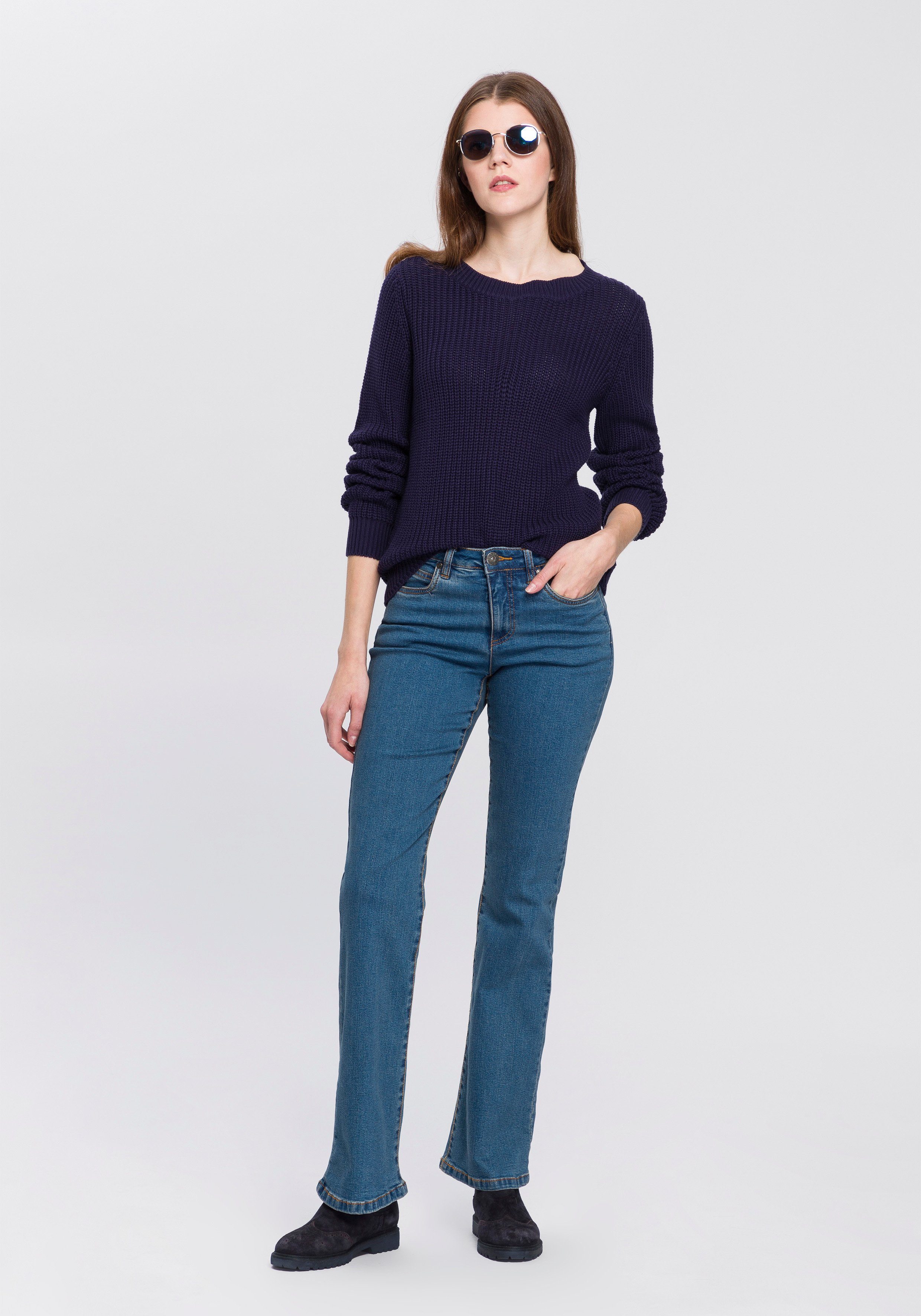 Arizona Bootcut jeans Comfort Fit uitlopende pasvorm, met steekzakken, hoge taille