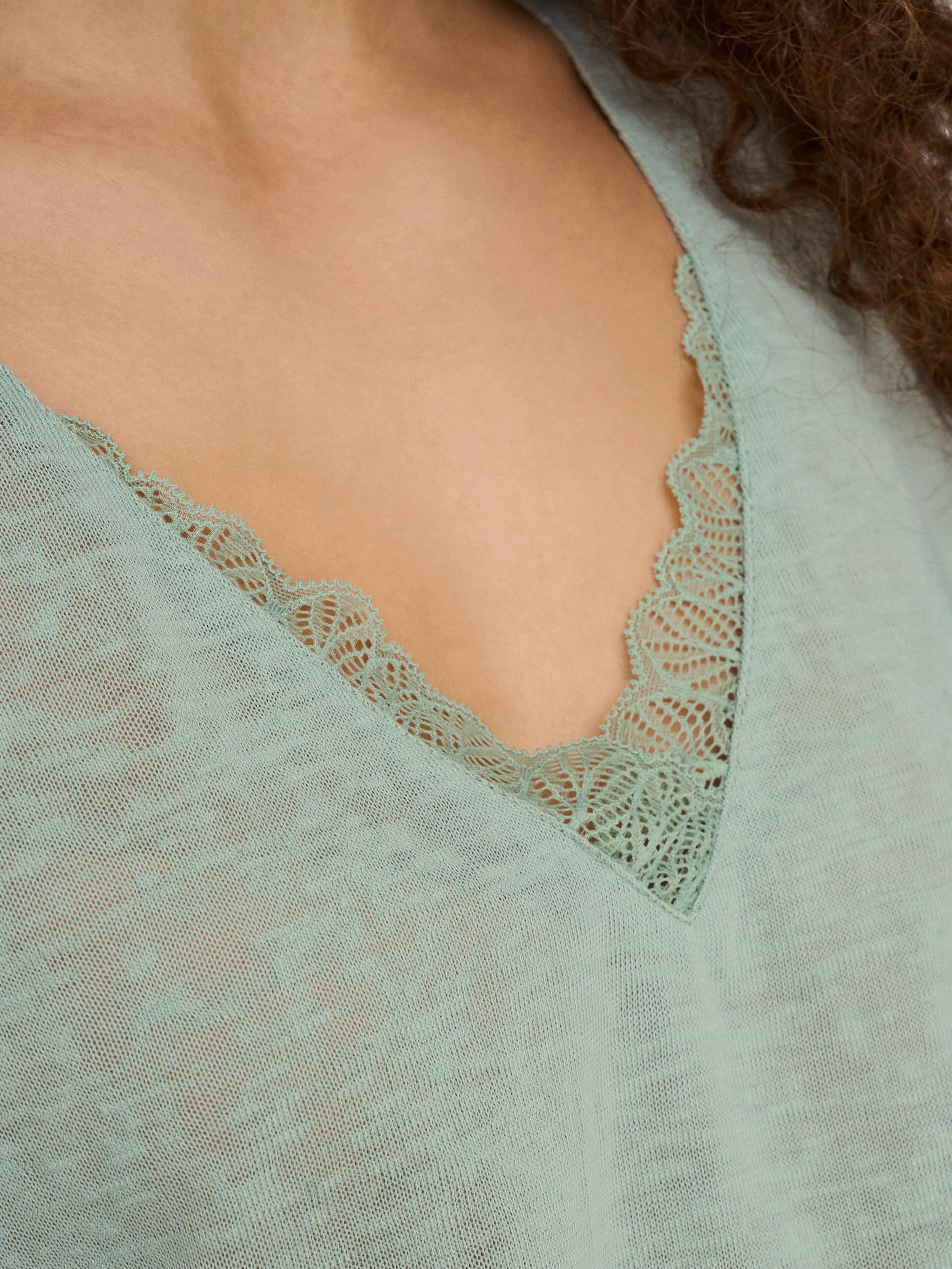 Only Shirt met V-hals ONLZOLA LIFE S/S V-NECK LACE TOP JRS