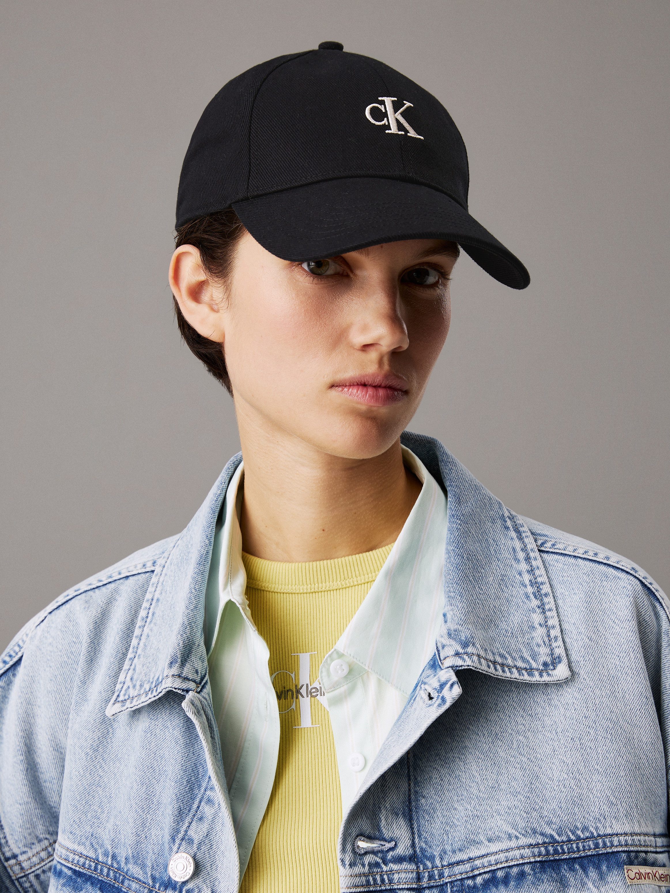 Calvin Klein Baseball pet EMBROIDERED MONOGRAM CAP