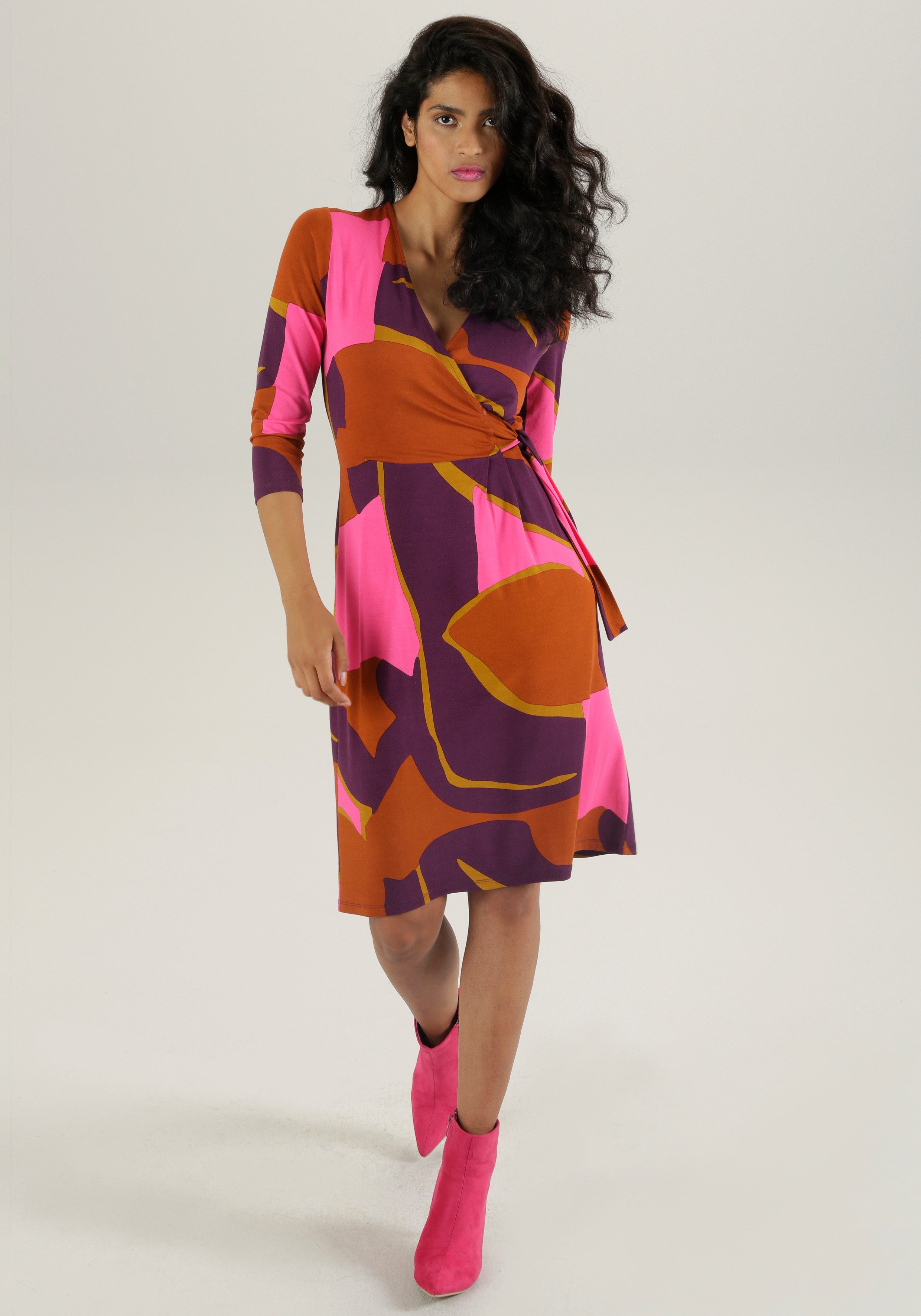 Aniston SELECTED Jerseyjurk met verleidelijk decolleté en trendy print