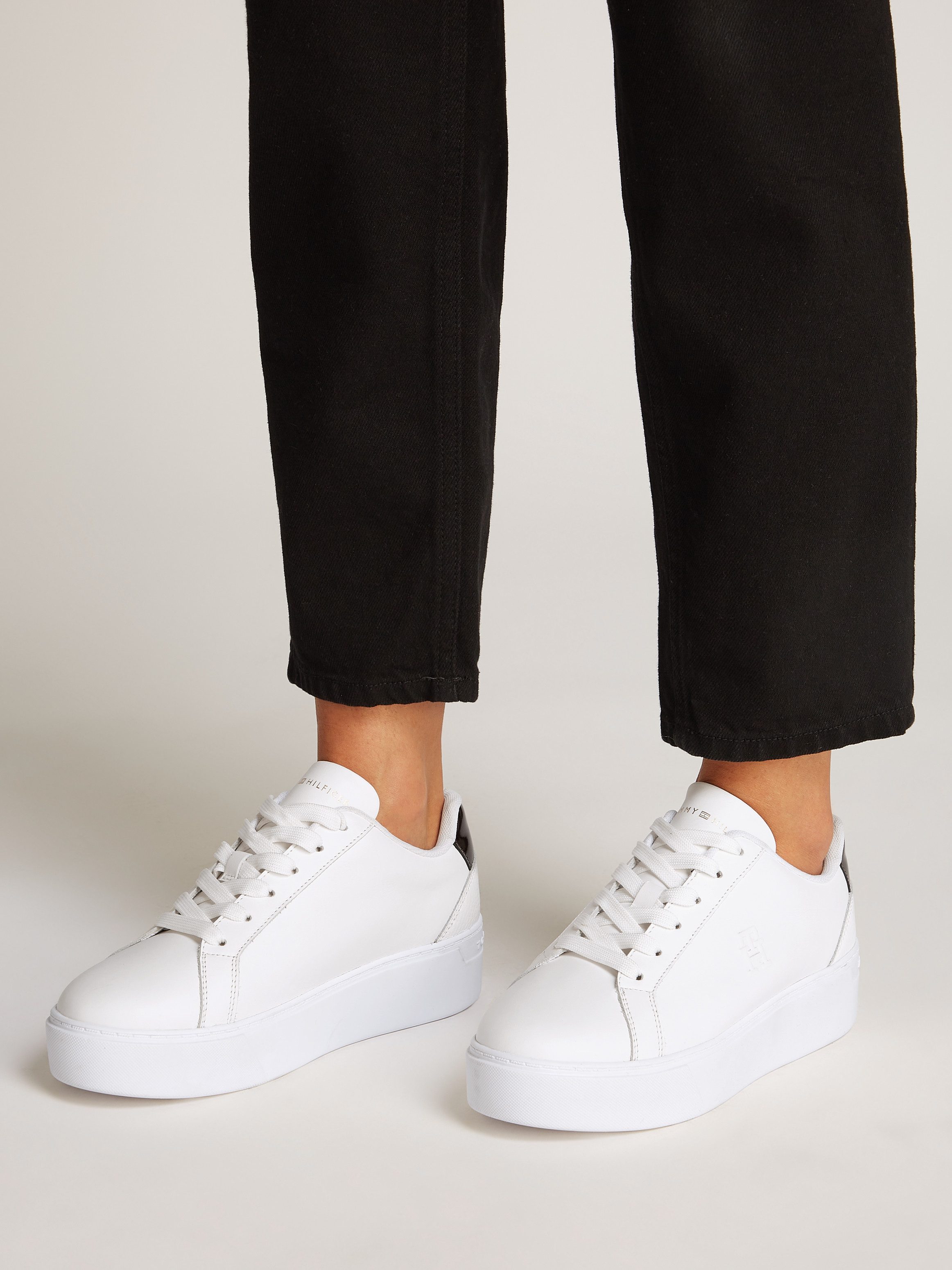 Tommy Hilfiger Plateausneakers TH PLATFORM COURT SNEAKER , vrijetijdsschoen, lage schoen, veterschoen, contrastafwerking aan de hak