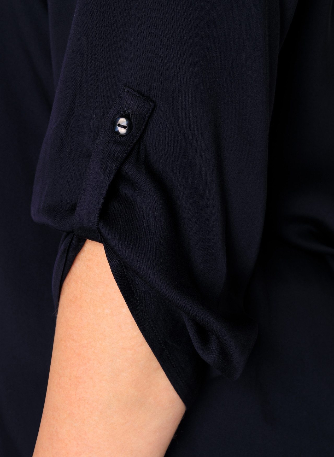 Base Level Curvy Shirtblouse Yanina met v-hals