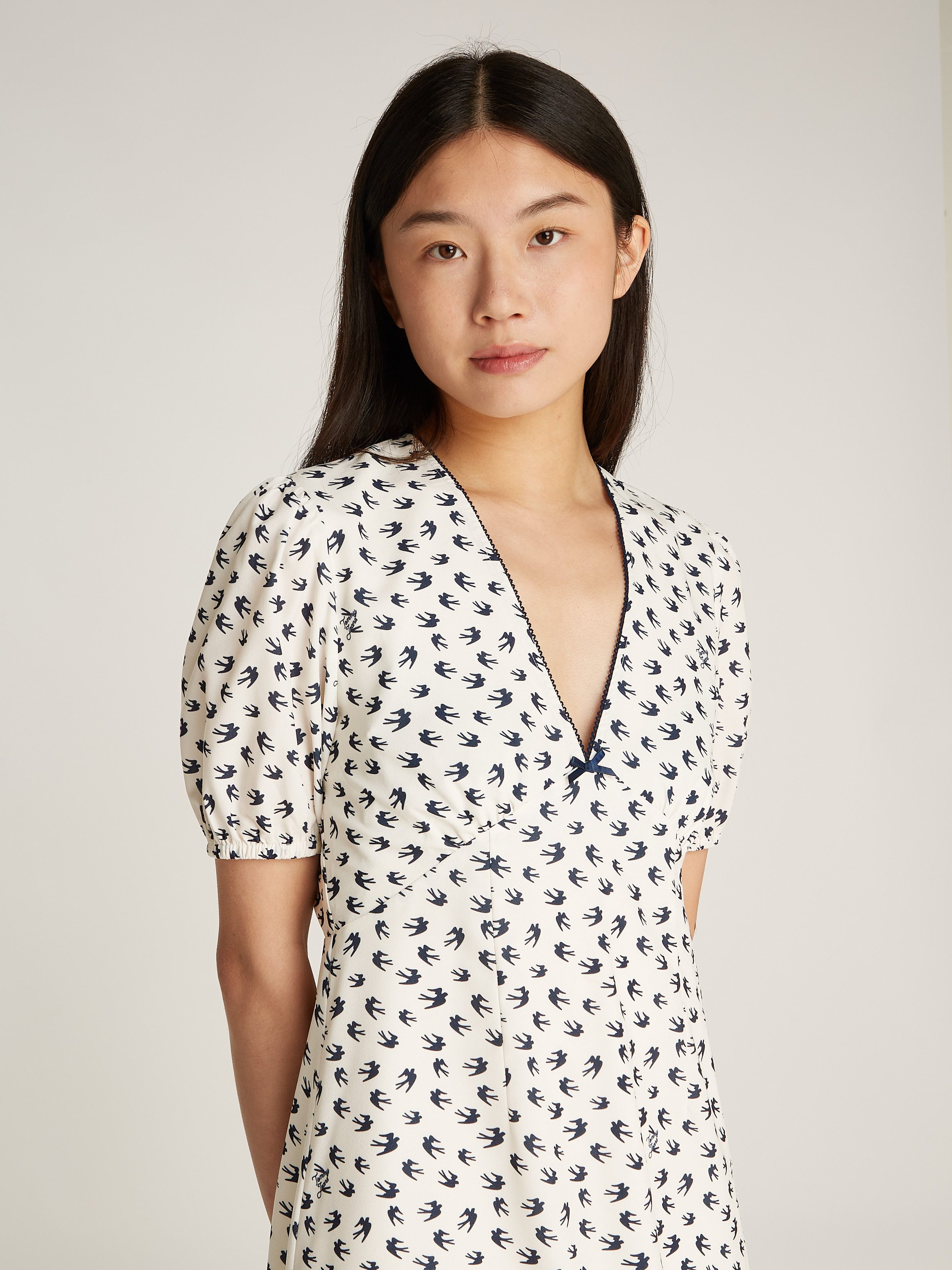 TOMMY JEANS Mini-jurk TJW SS CREPE MINI DRESS met strikdetail, vogelpatroon