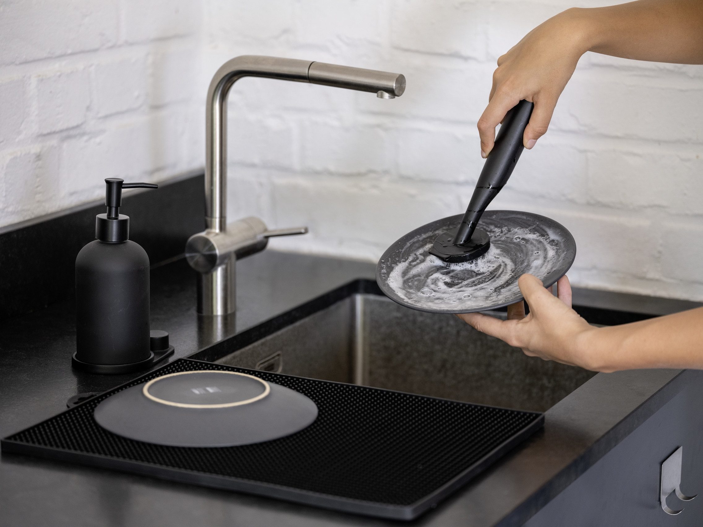 WENKO Dispenser voor afwasmiddel Model Piedo incl. afwasborstel met houder, glas/polyresin (set, 3-delig)