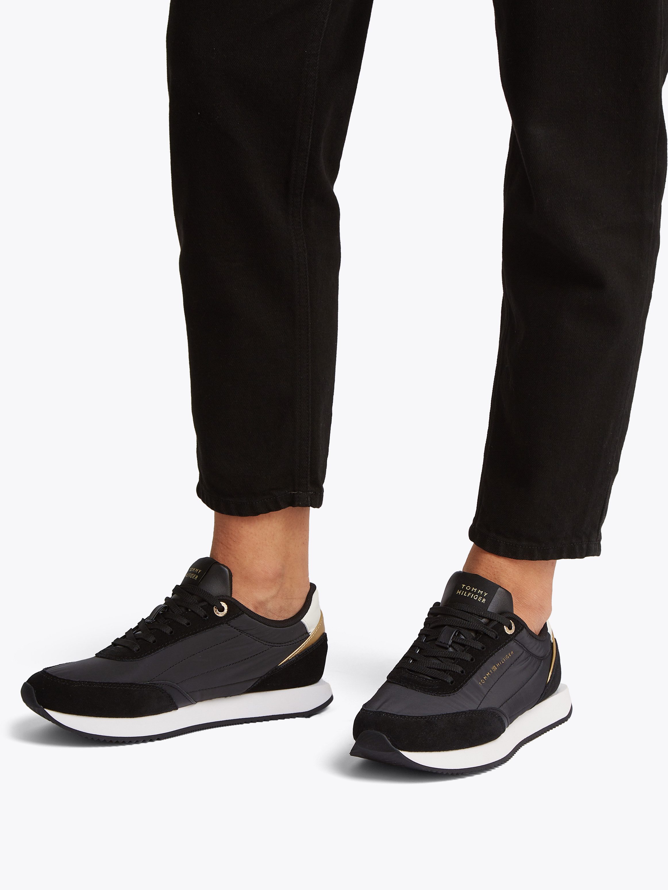 Tommy Hilfiger Plateausneakers ESSENTIAL RUNNER vrijetijdsschoen, lage schoen, veterschoen met contrastafwerkingen