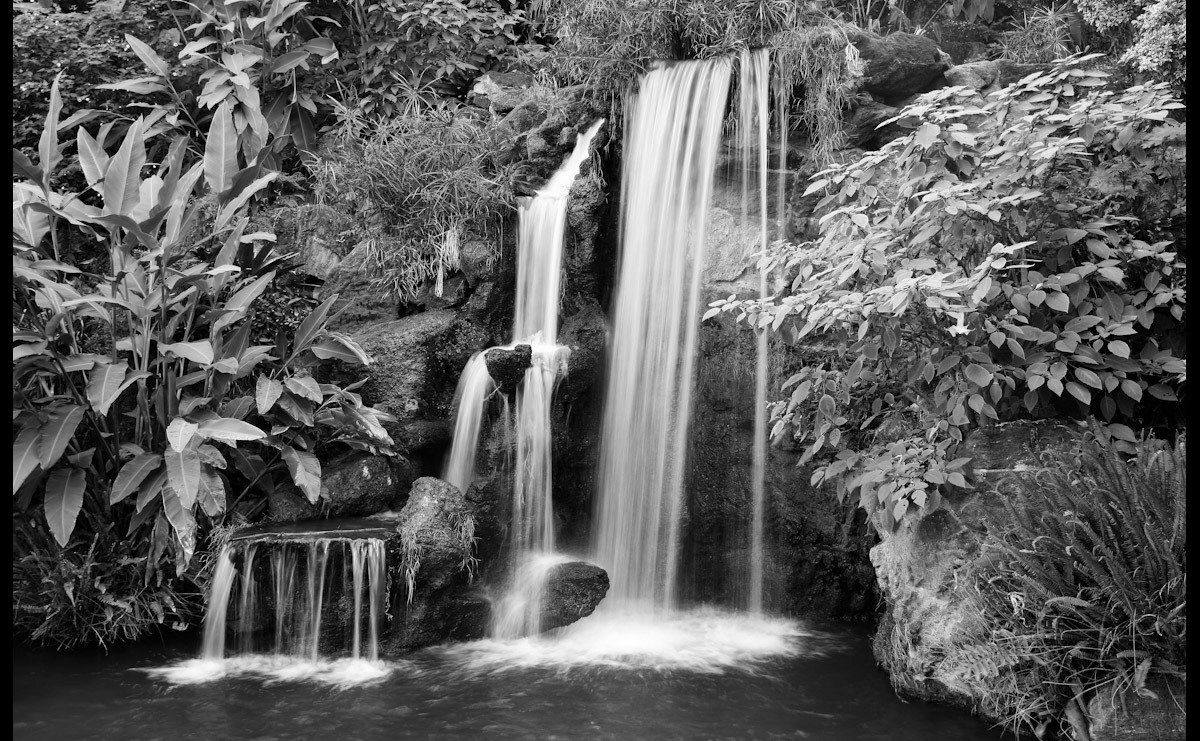 Papermoon Fotobehang Schwarzweiss-Wasserfall