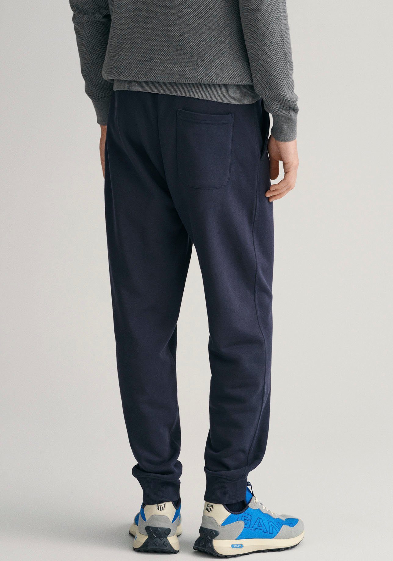 Gant Sweatbroek REG SHIELD SWEATPANTS met logo-borduurwerk onder de boord