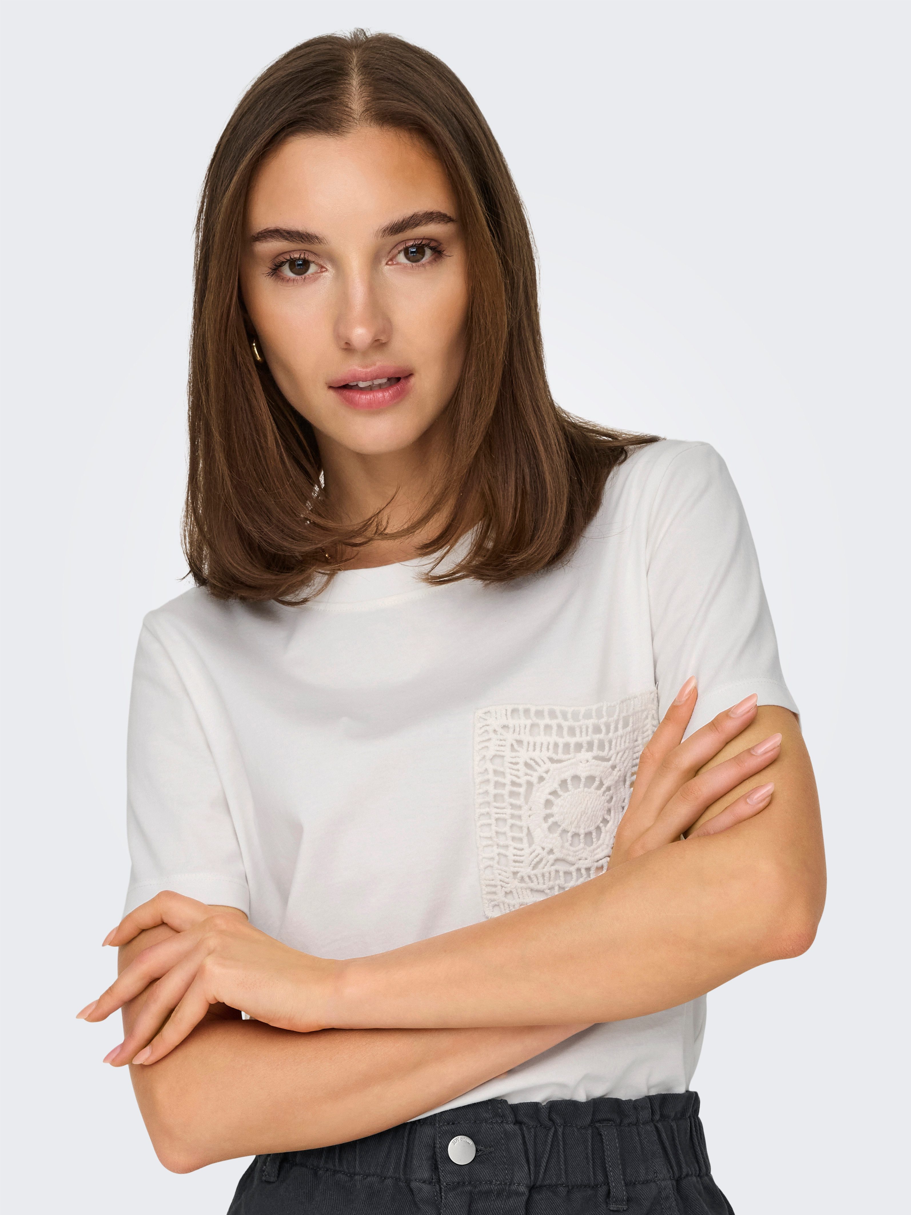 JDY Shirt met korte mouwen JDYSELMA S/S CROCHET POCKET TOP JRS NOOS