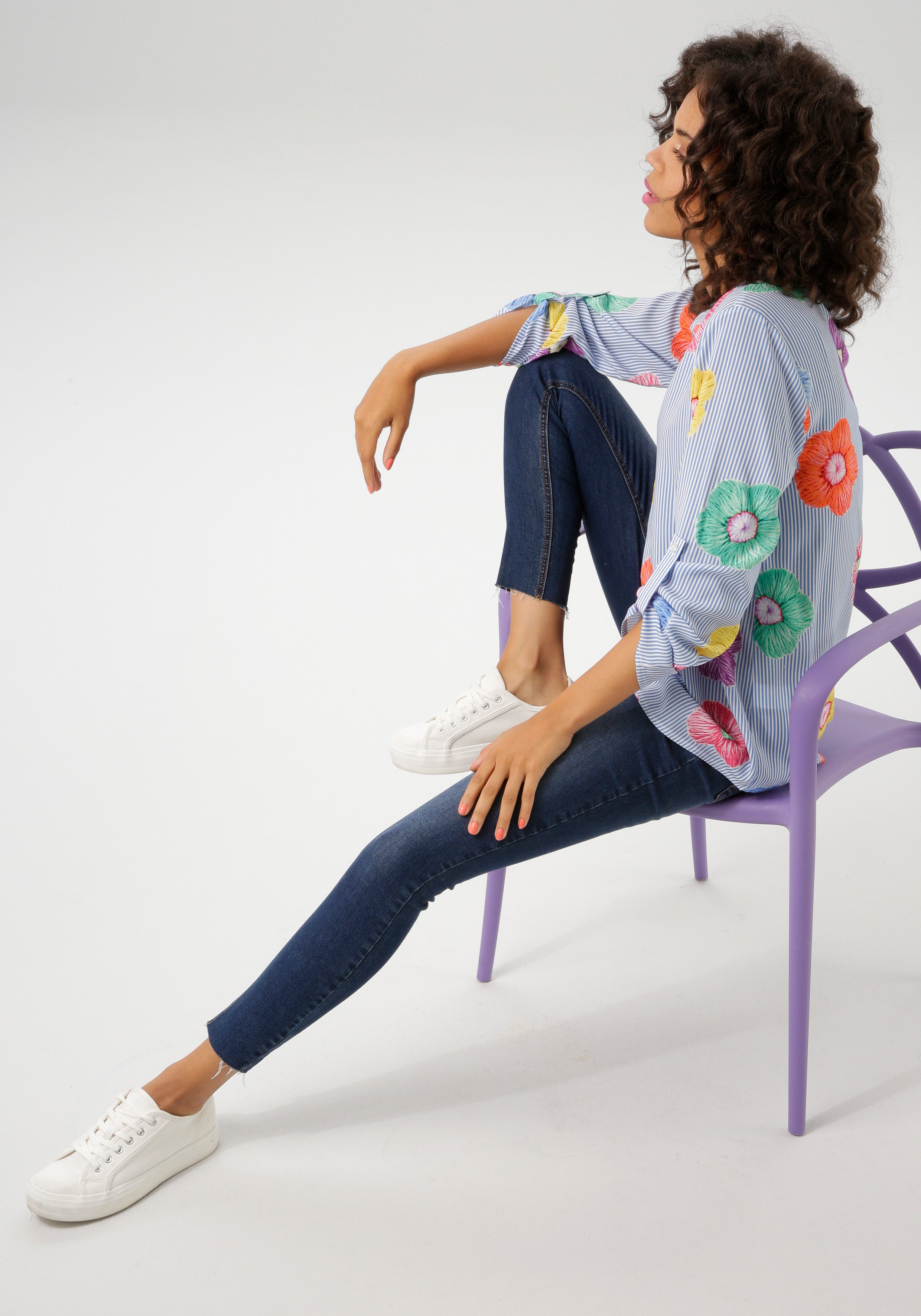 Aniston CASUAL Blouse zonder sluiting gestreept en versierd met kleurrijke bloemen - nieuwe collectie