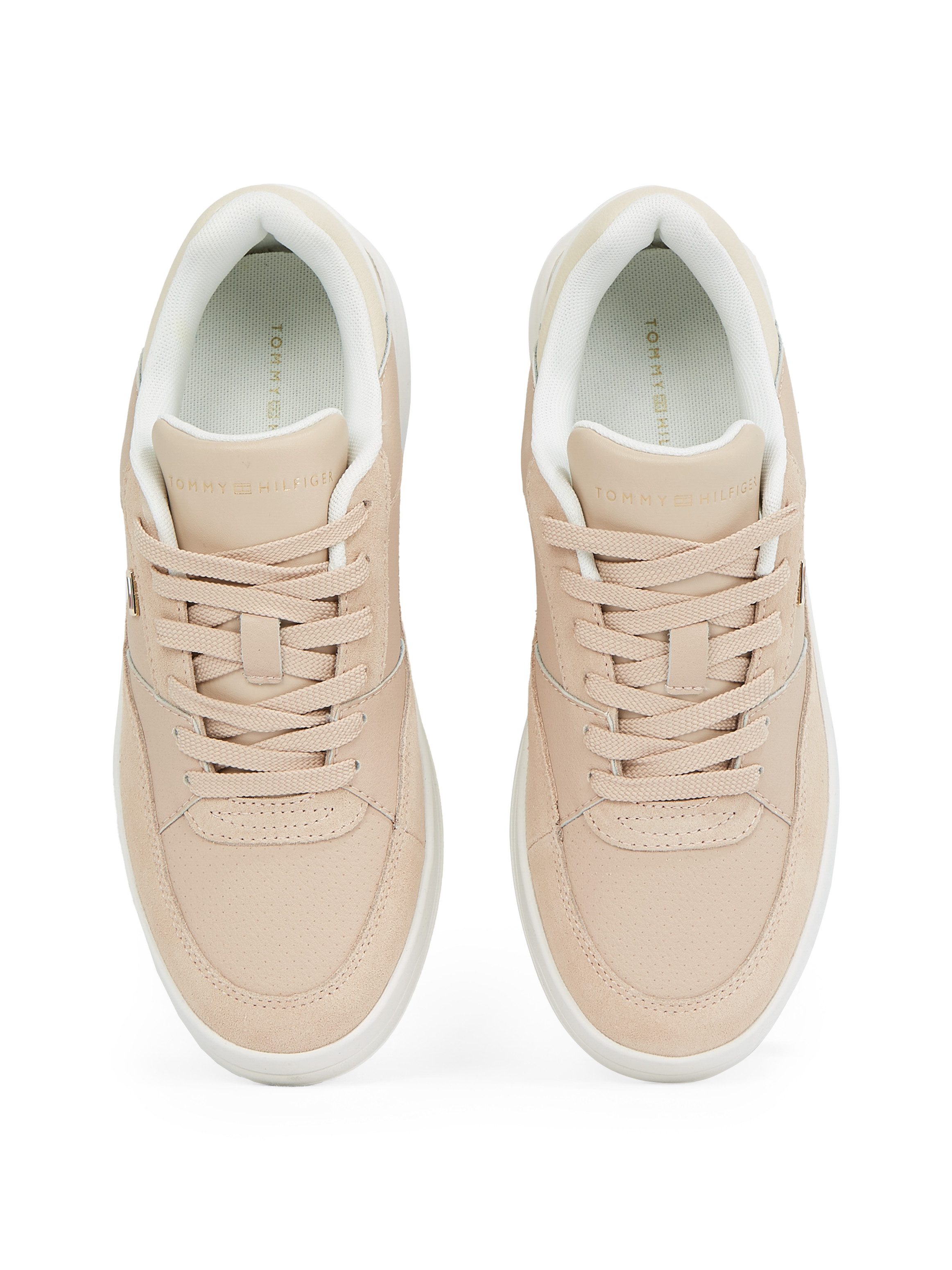 Tommy Hilfiger Plateausneakers ESSENT BASKET SNEAKER METALLIC vrijetijdsschoen, lage schoen, veterschoen met zijlogo-vlag