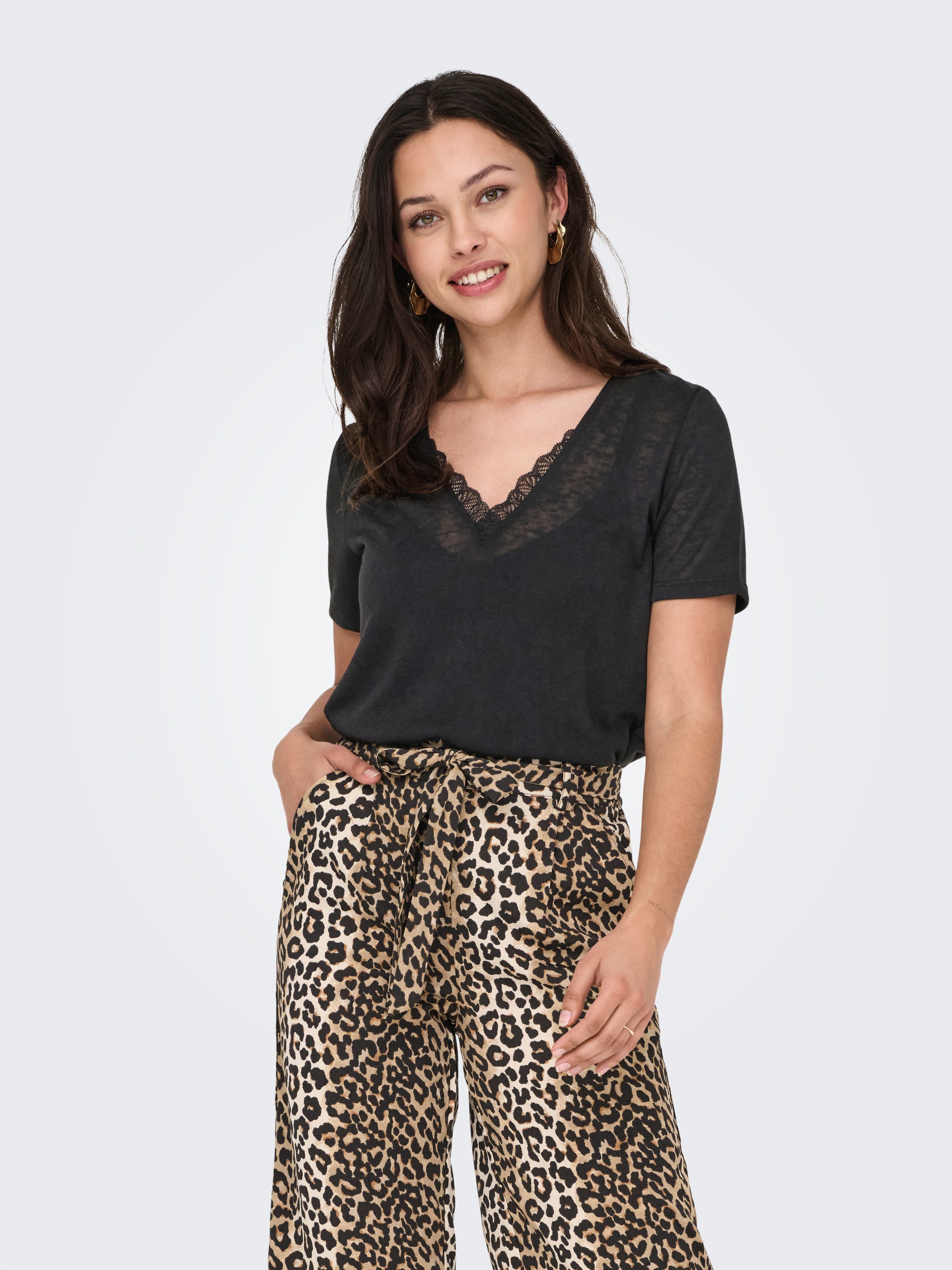 Only Shirt met V-hals ONLZOLA LIFE S/S V-NECK LACE TOP JRS