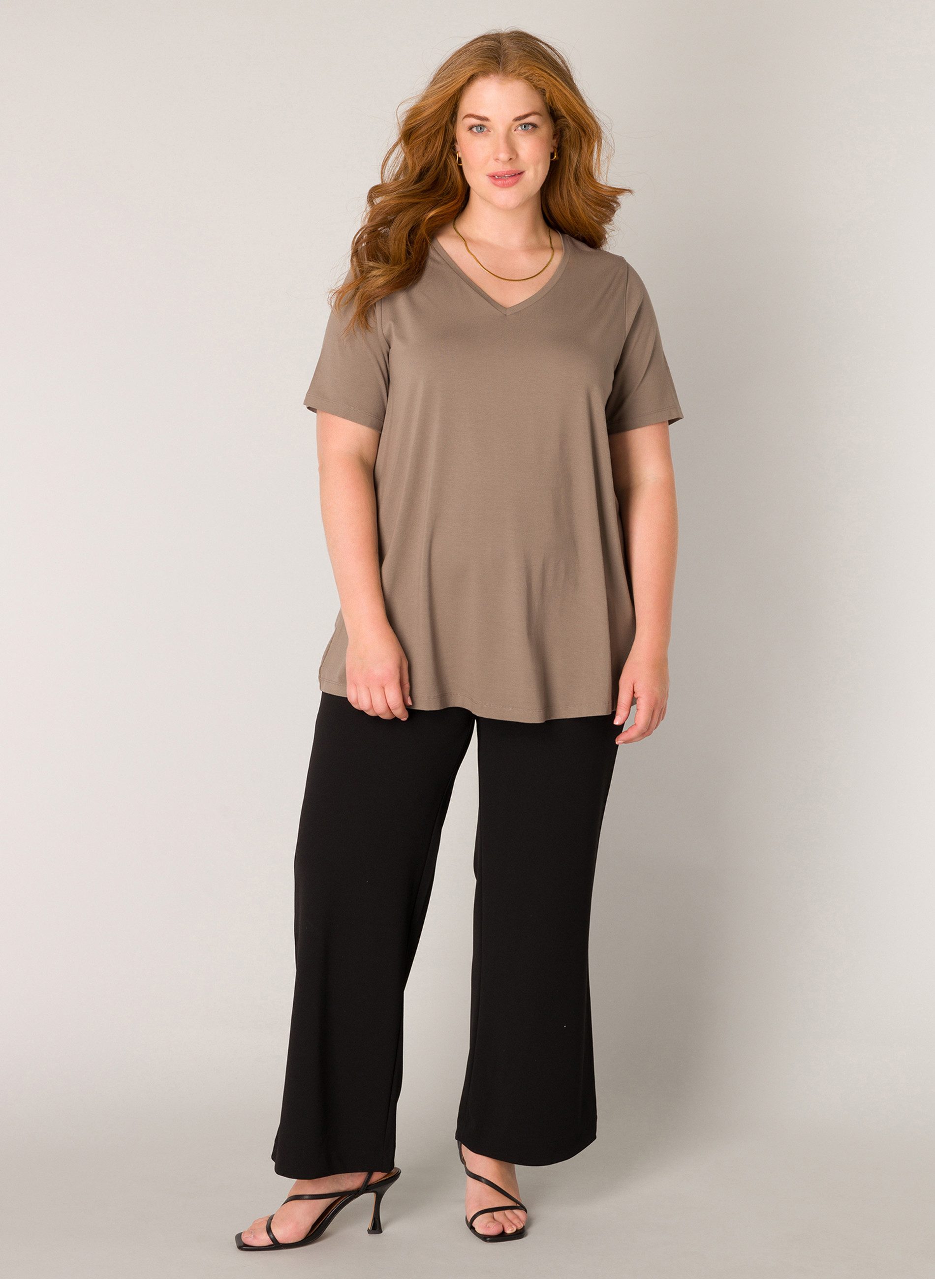 Base Level Curvy Shirttop met een elegante v-hals