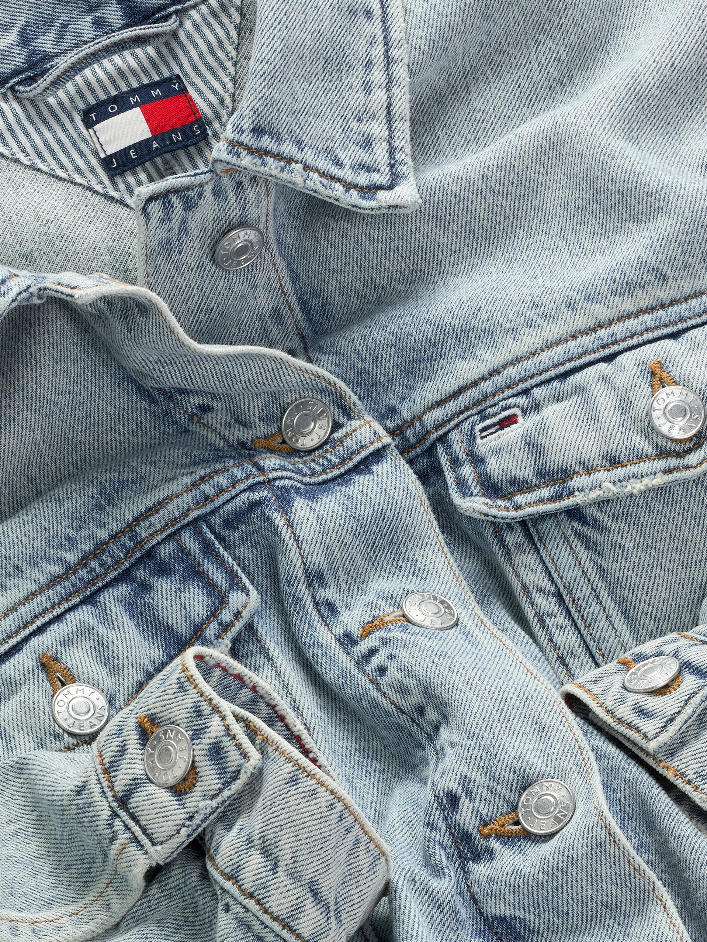 TOMMY Jeansjack OVSZ CROP TRUCKER JACKET BI6012 met korte snit, in blauwe was, met borstzakken