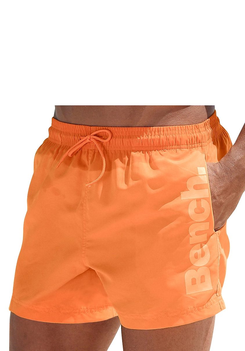 Bench. Zwemshort met logo-opschrift opzij