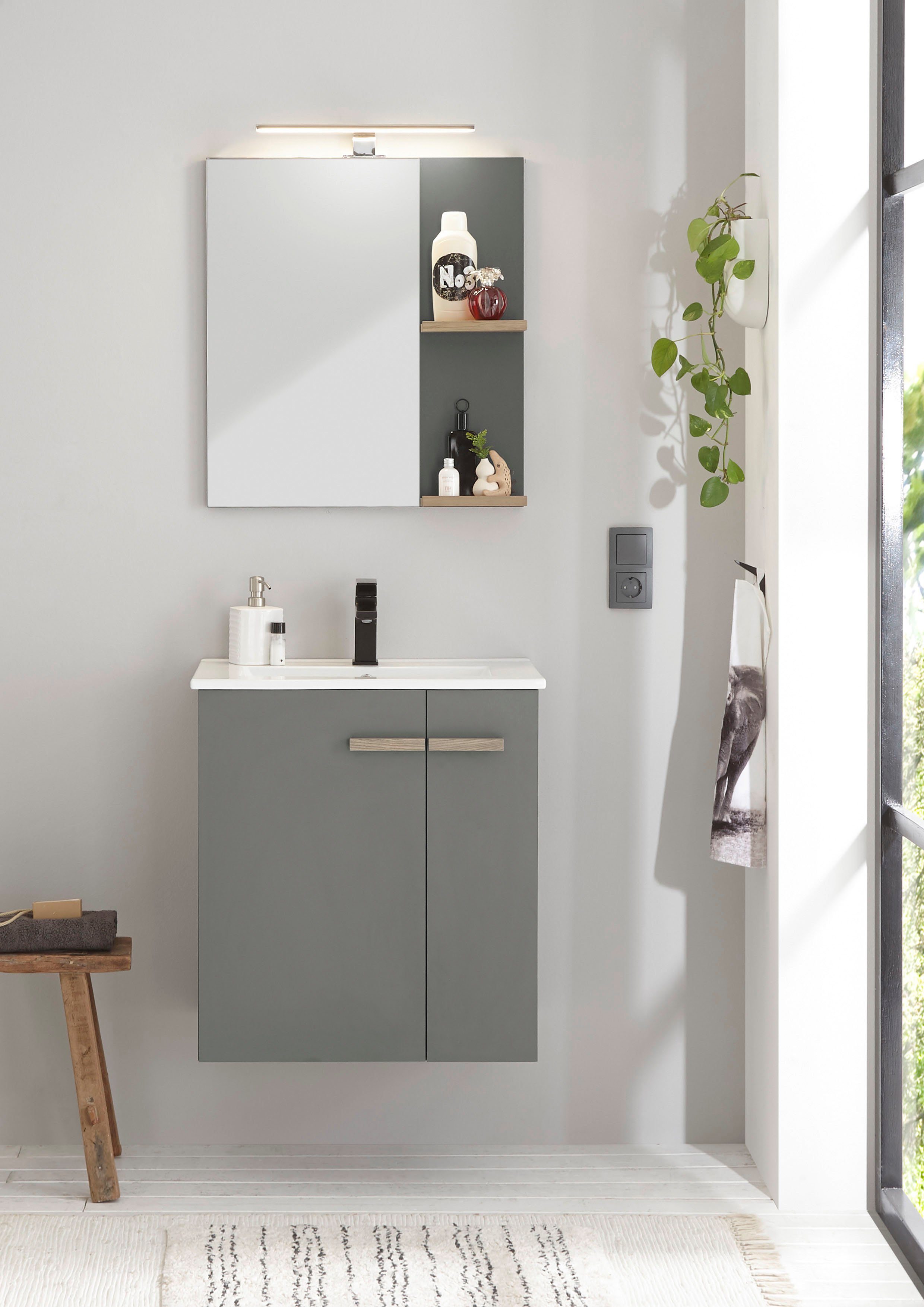 Places of Style Badkamerserie Solid Breedte 60 cm, wastafelonderkast met inbouw-wasbak, spiegel, opbouwarmatuur (2-delig)