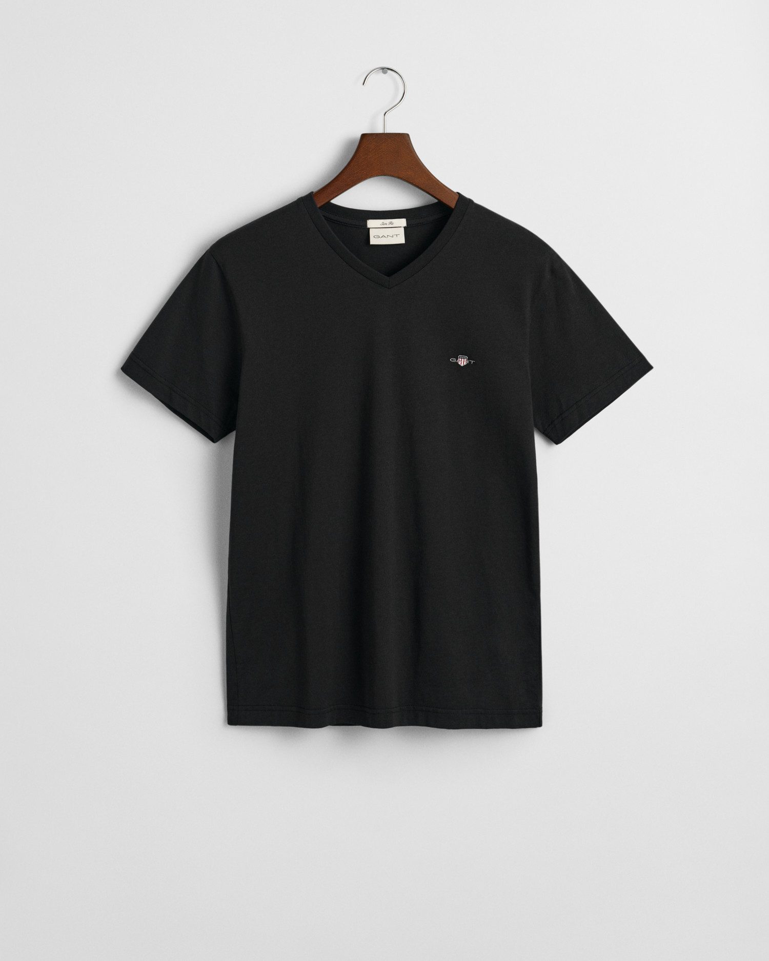 Gant T-shirt SLIM SHIELD V-NECK T-SHIRT met een klein geborduurd logo op de borst