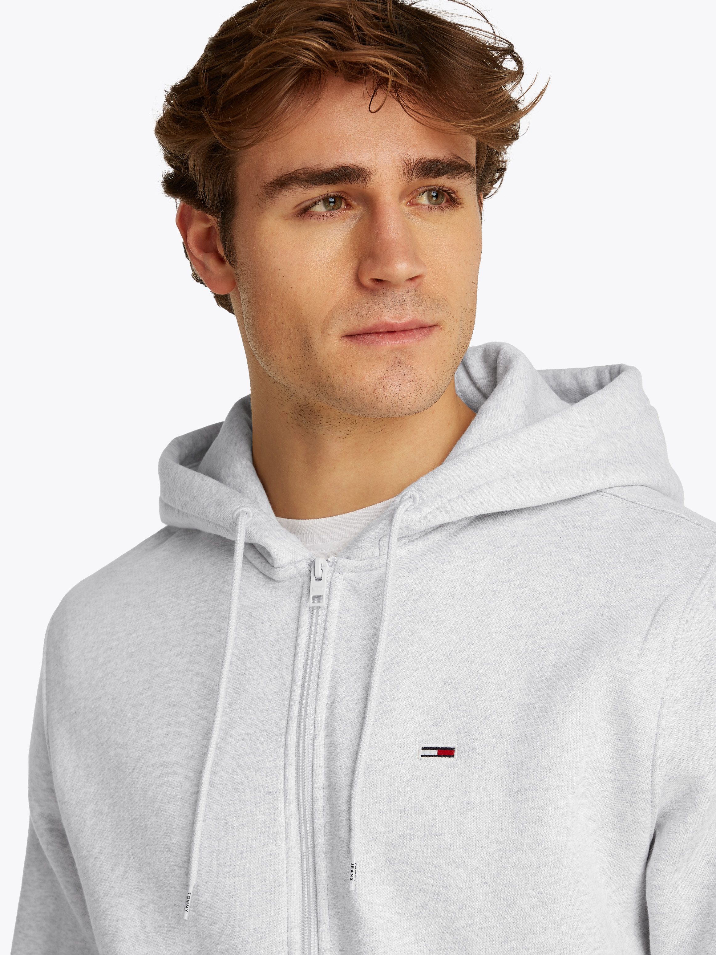 TOMMY JEANS Sweatshirt TJM REG S FLAG ZIP FLEECE THRU met geborduurd merklogo op borsthoogte