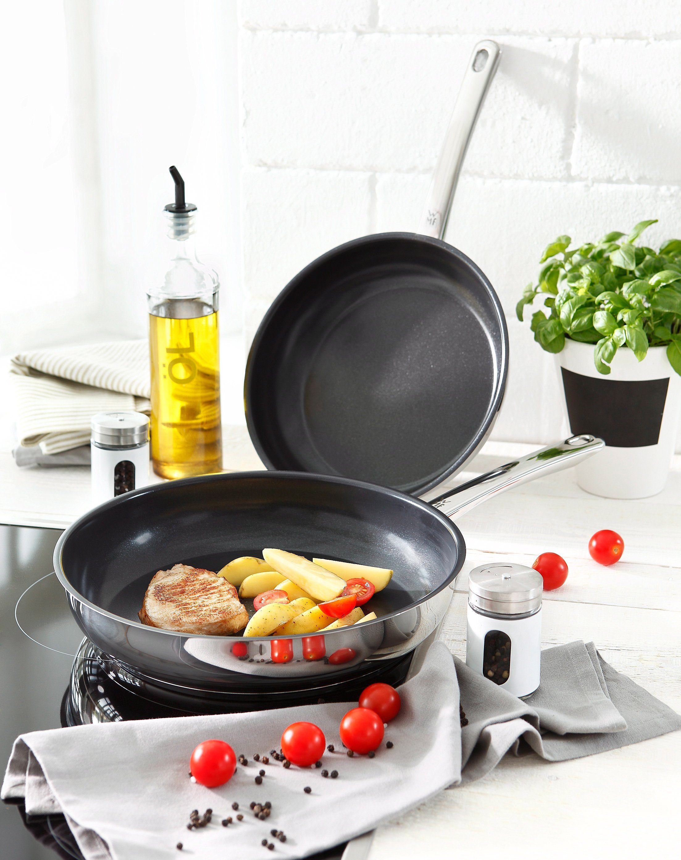 WMF Pannenset Devil koekenpannen inductie geschikt voor alle soorten fornuizen, ergonomische roestvrijstalen handgreep (set, 2-delig)