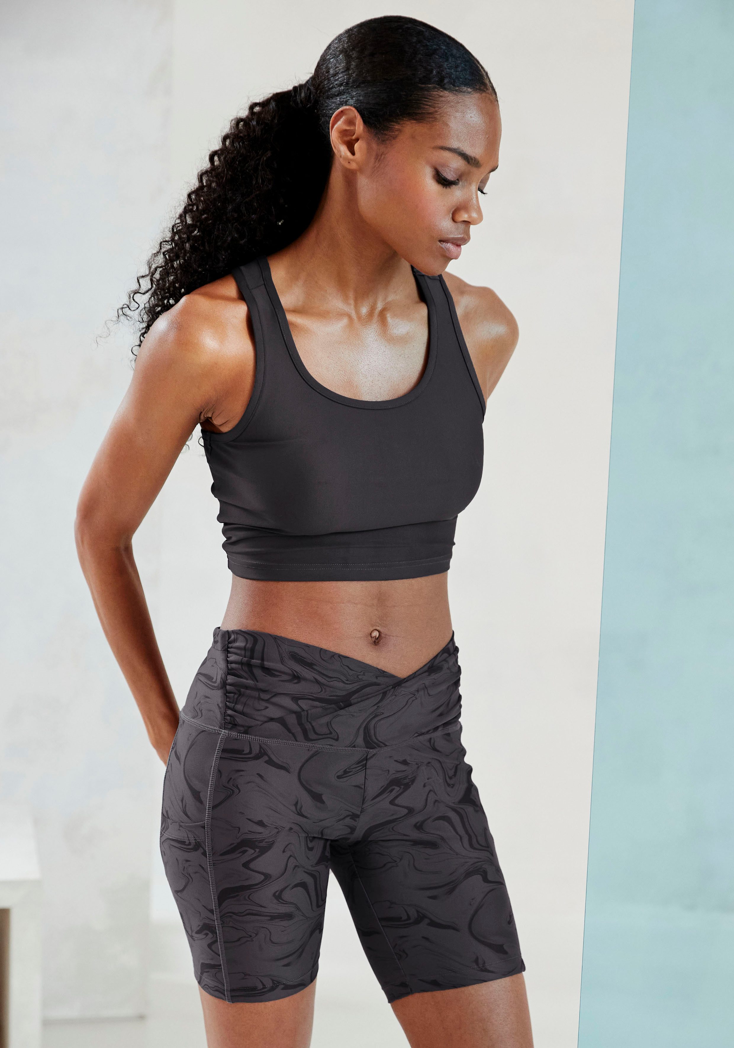 active by Lascana Functionele broek -Sportbroek Sportbroek met allover print en kleine ritszak