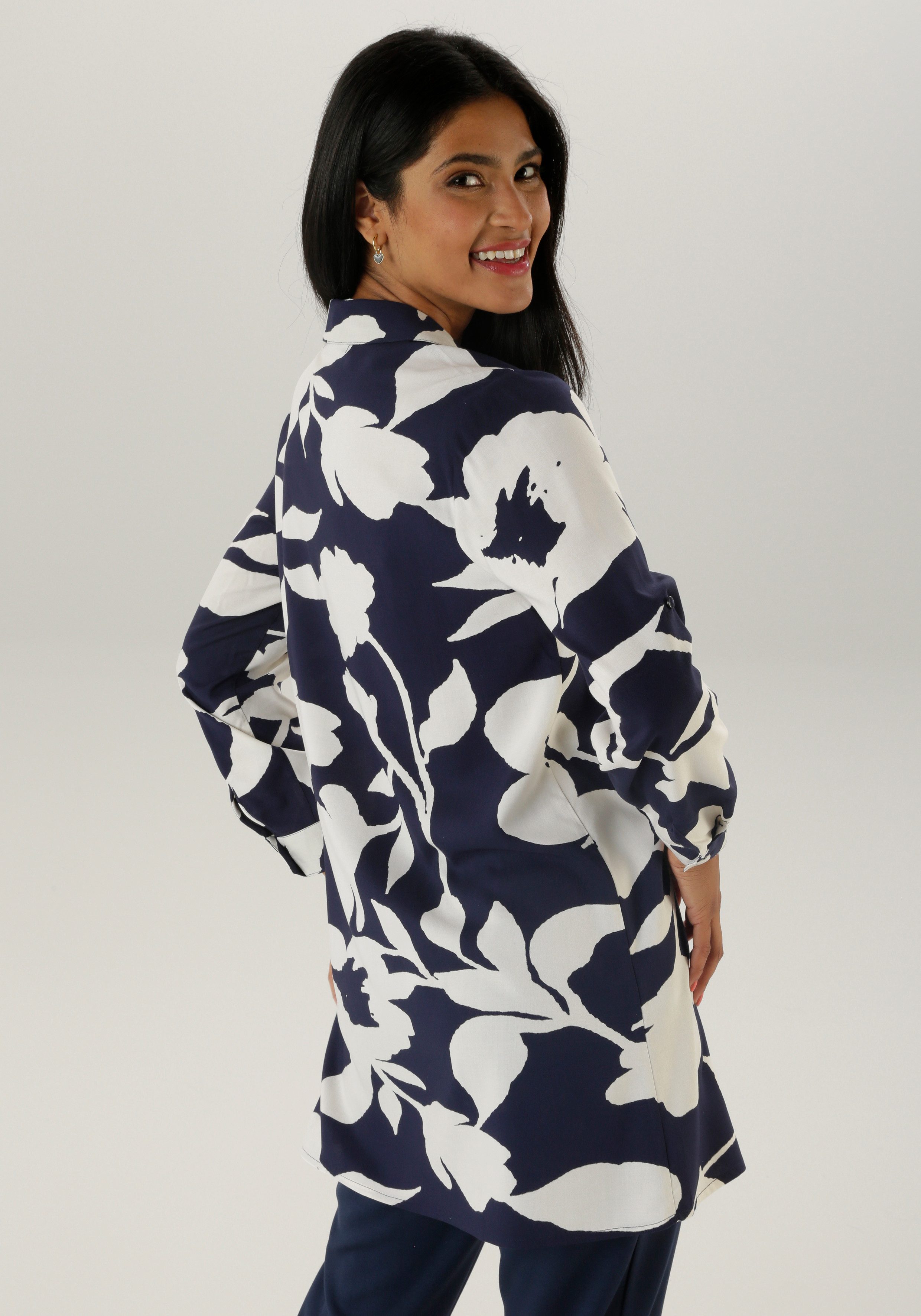 Aniston SELECTED Lange blouse met aantrekkelijke patroon en oprolbare mouwen - nieuwe collectie
