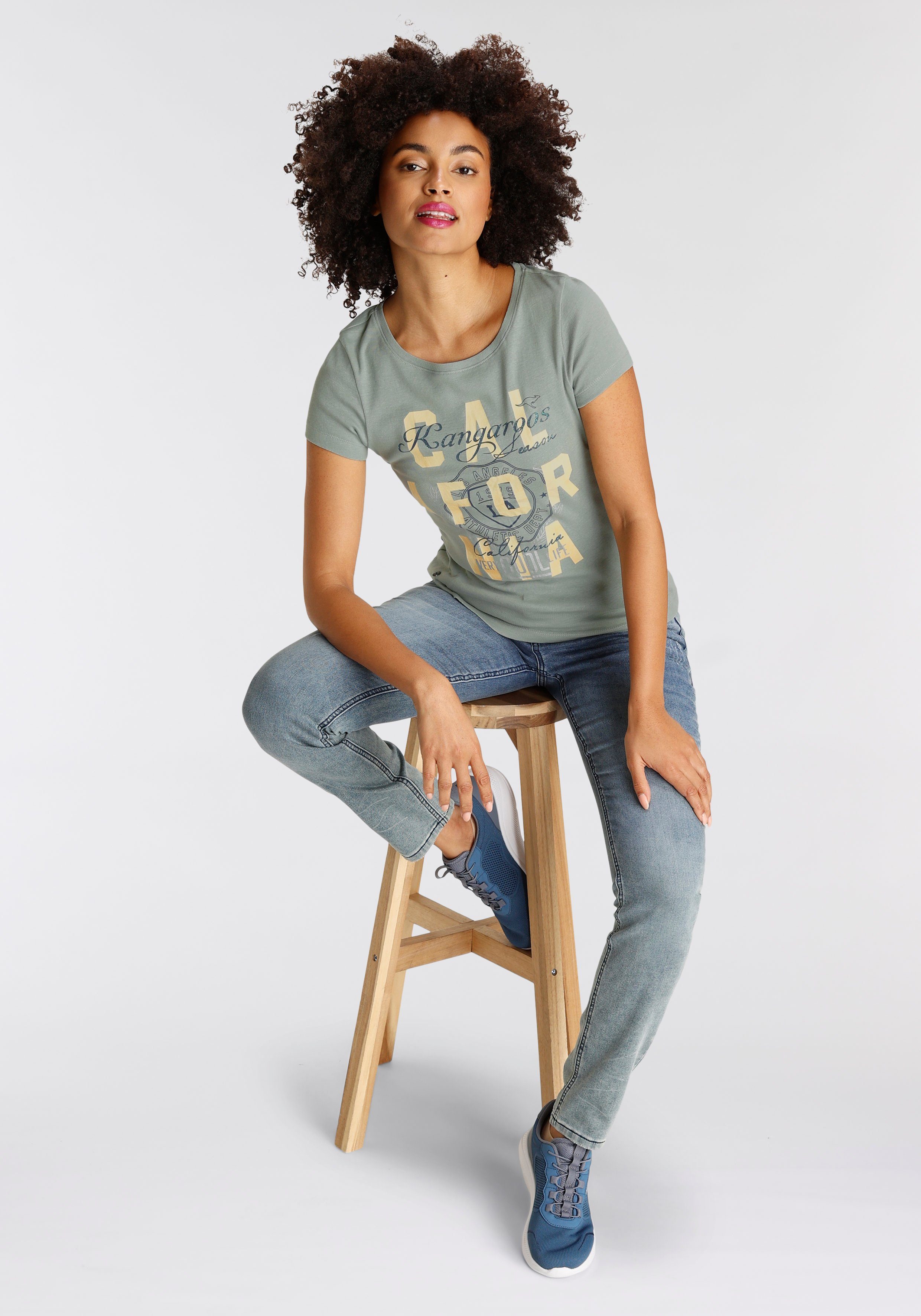 KangaROOS Shirt met print Korte mouwen, zeer figuurvolgende snit, met trendy logoprint