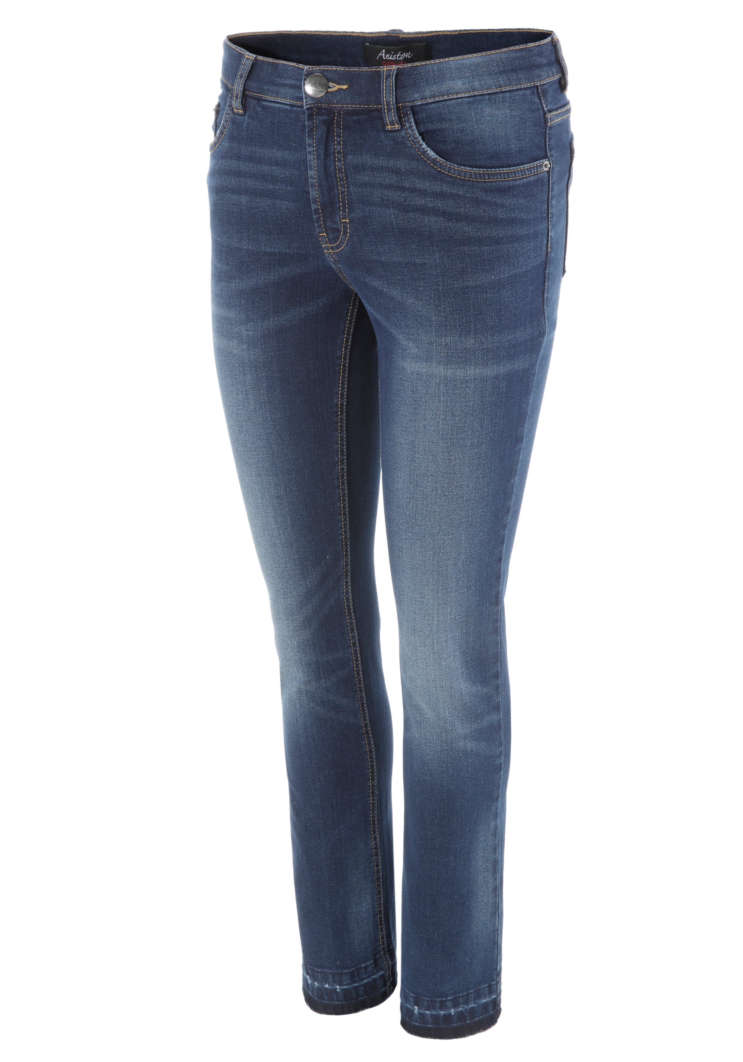 Aniston CASUAL Bootcut jeans trendy wassing ij de iets gerafelde voetzoom