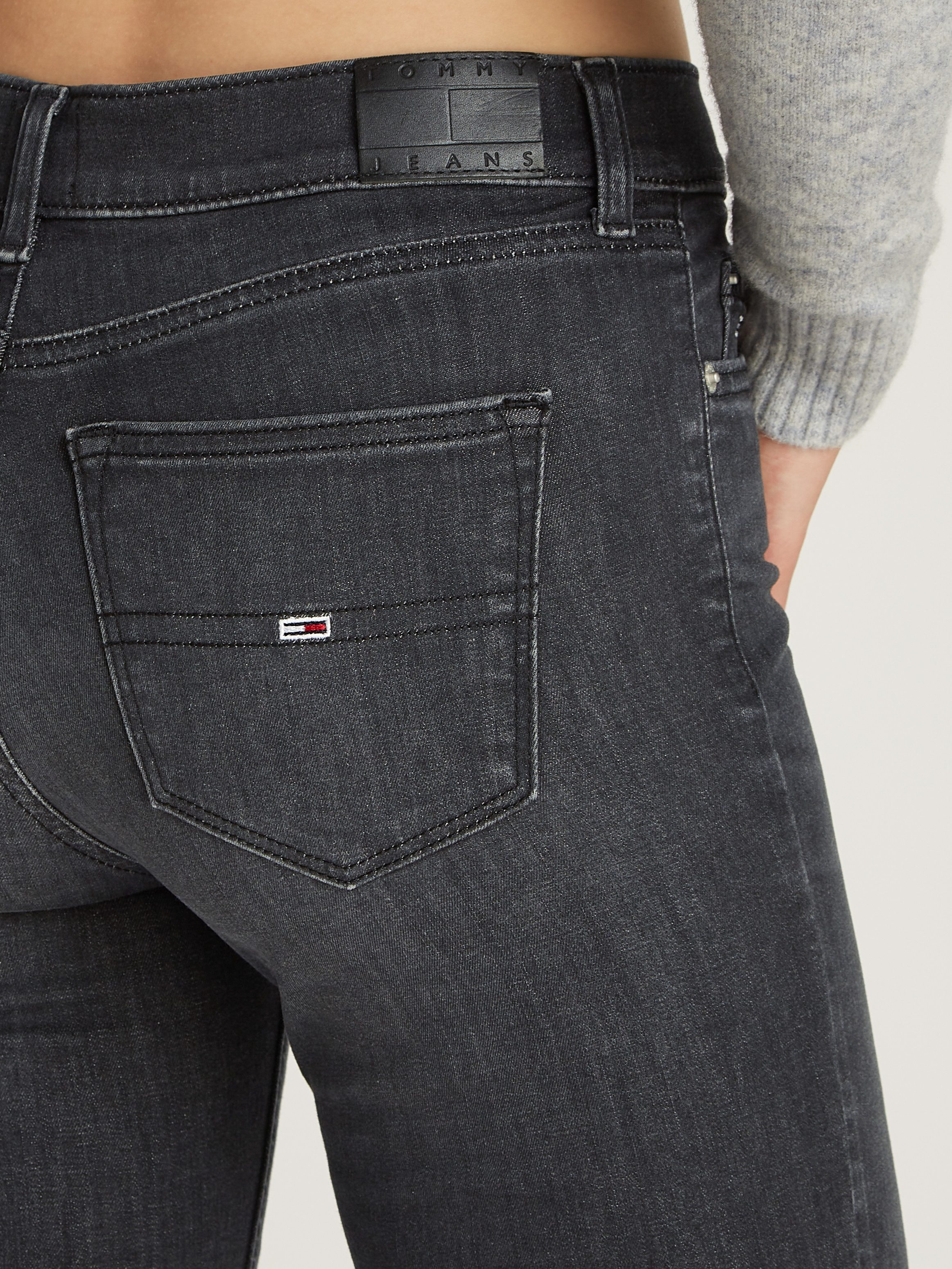 TOMMY JEANS Skinny fit jeans Nora Mid Rise Skinny Fit met wasbeurt met logo-badge