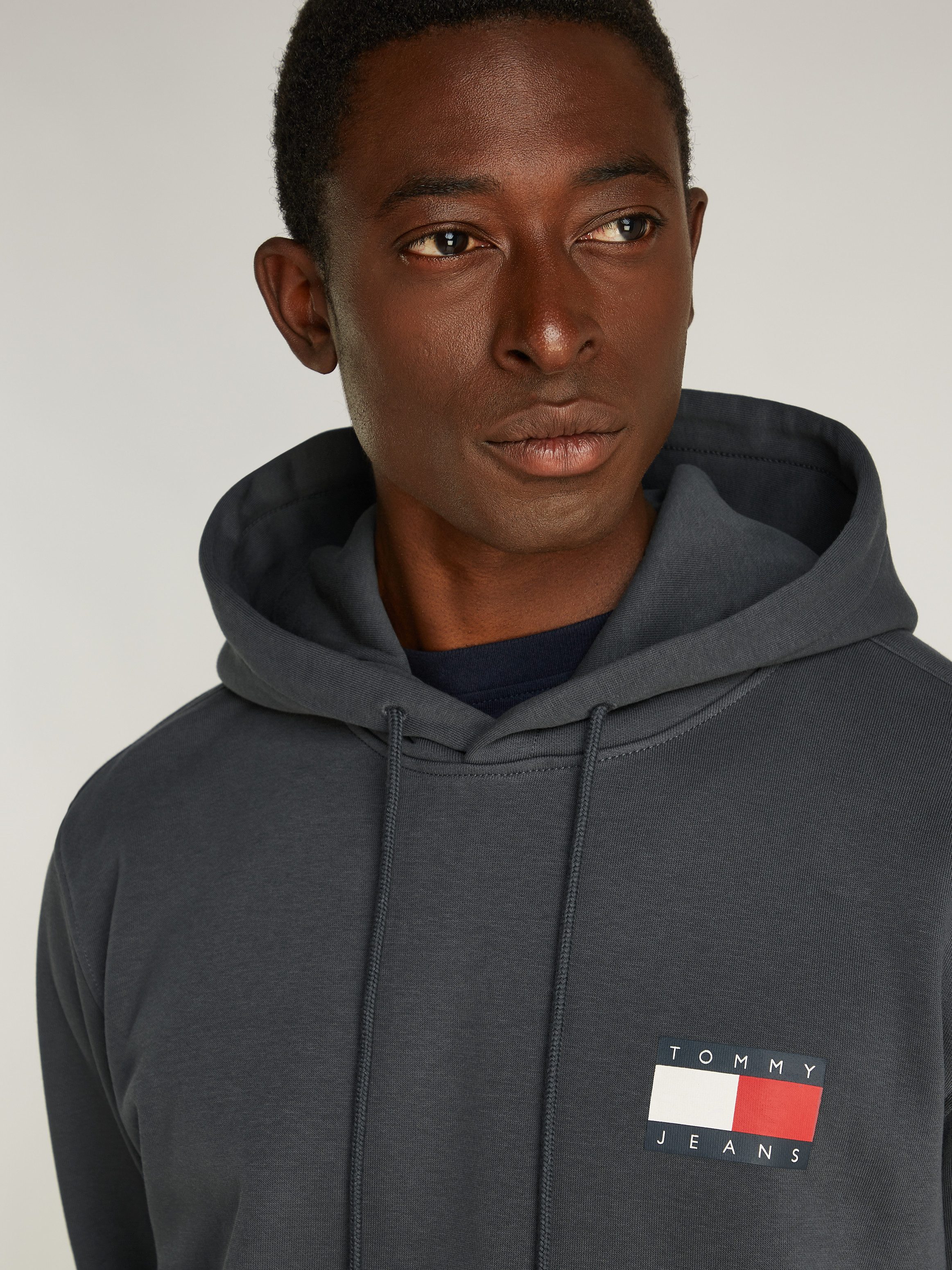 TOMMY JEANS Sweatshirt TJM REG ESSENTIAL FLAG HOOD EXT met bedrukte merklogo op borsthoogte