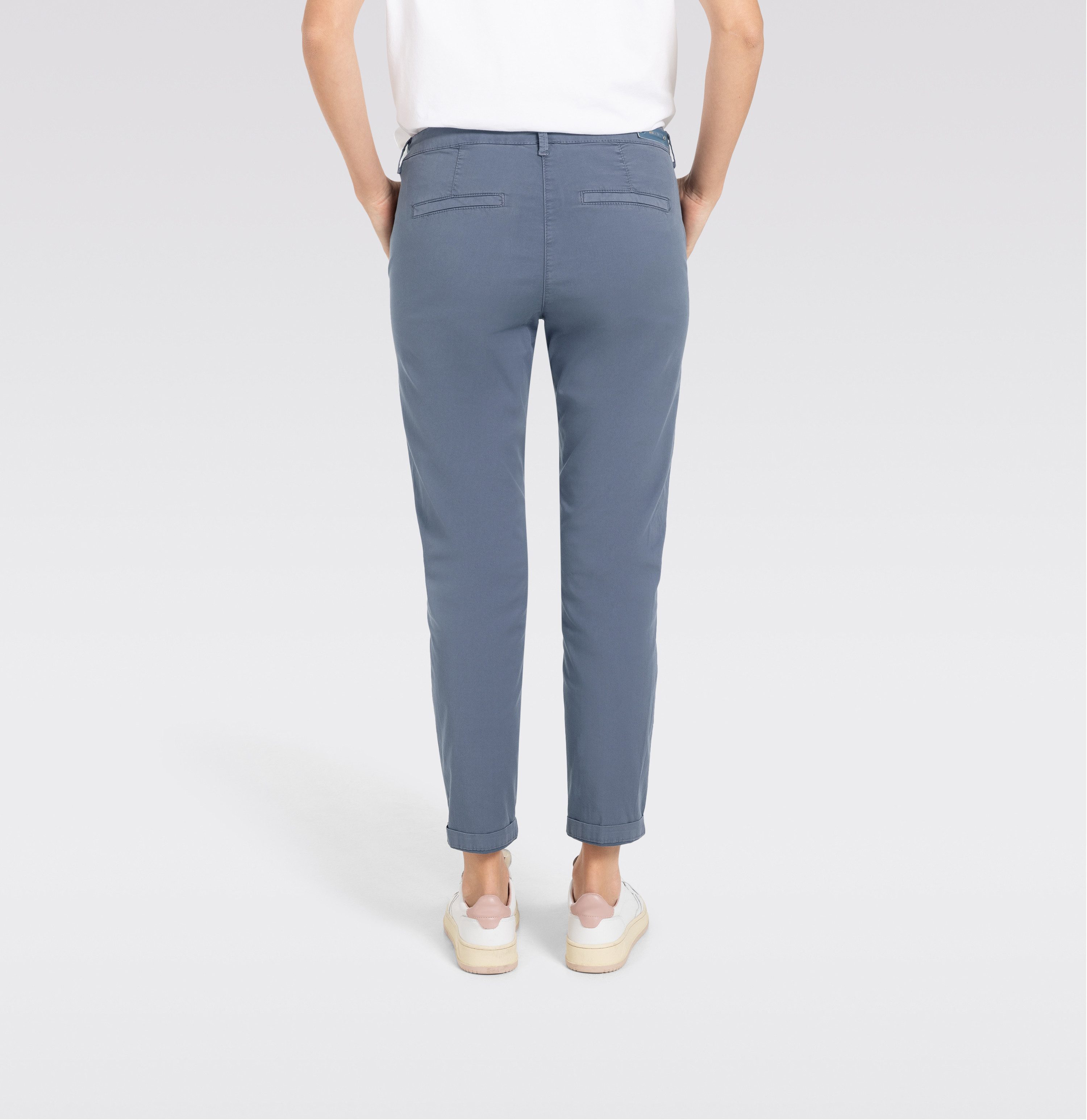 MAC Chino turn up met subtiele glans, elegant en sportief tegelijk