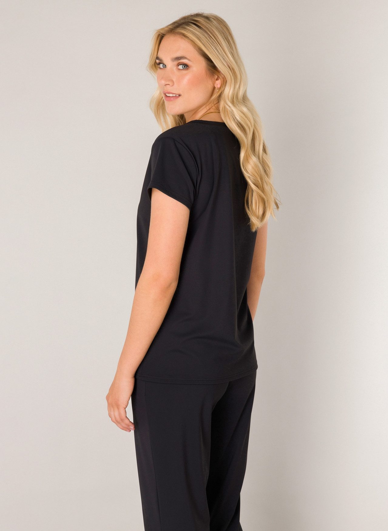 Base Level T-shirt Tilly met v-hals
