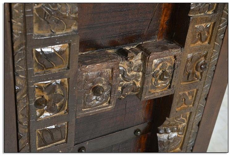 SIT Bergkast Almirah met houtsnijwerk en metalen applicaties