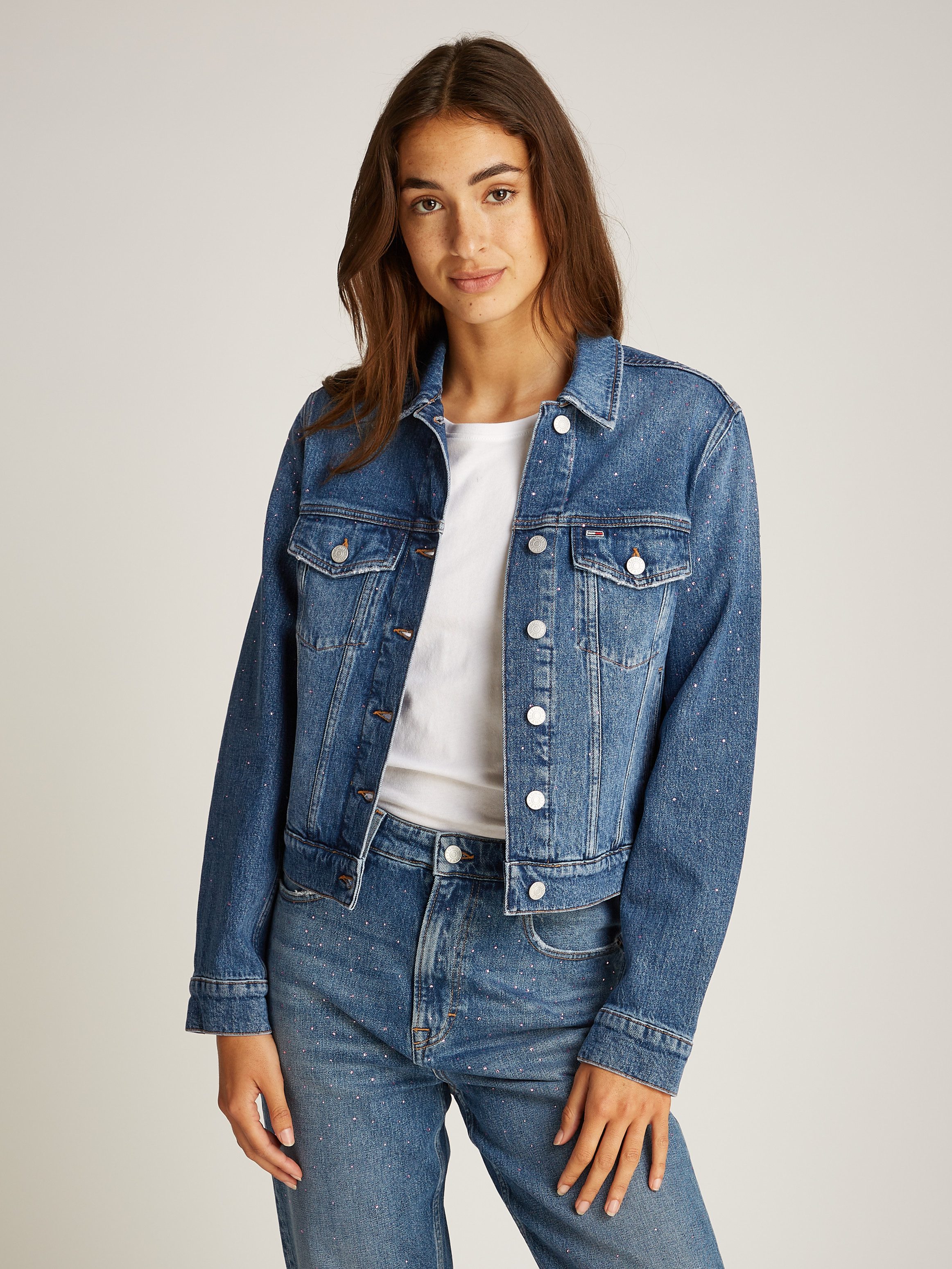 TOMMY JEANS jack CLASSIC TRUCKER JACKET AI6136 met typische trucker-details, met sierstenen