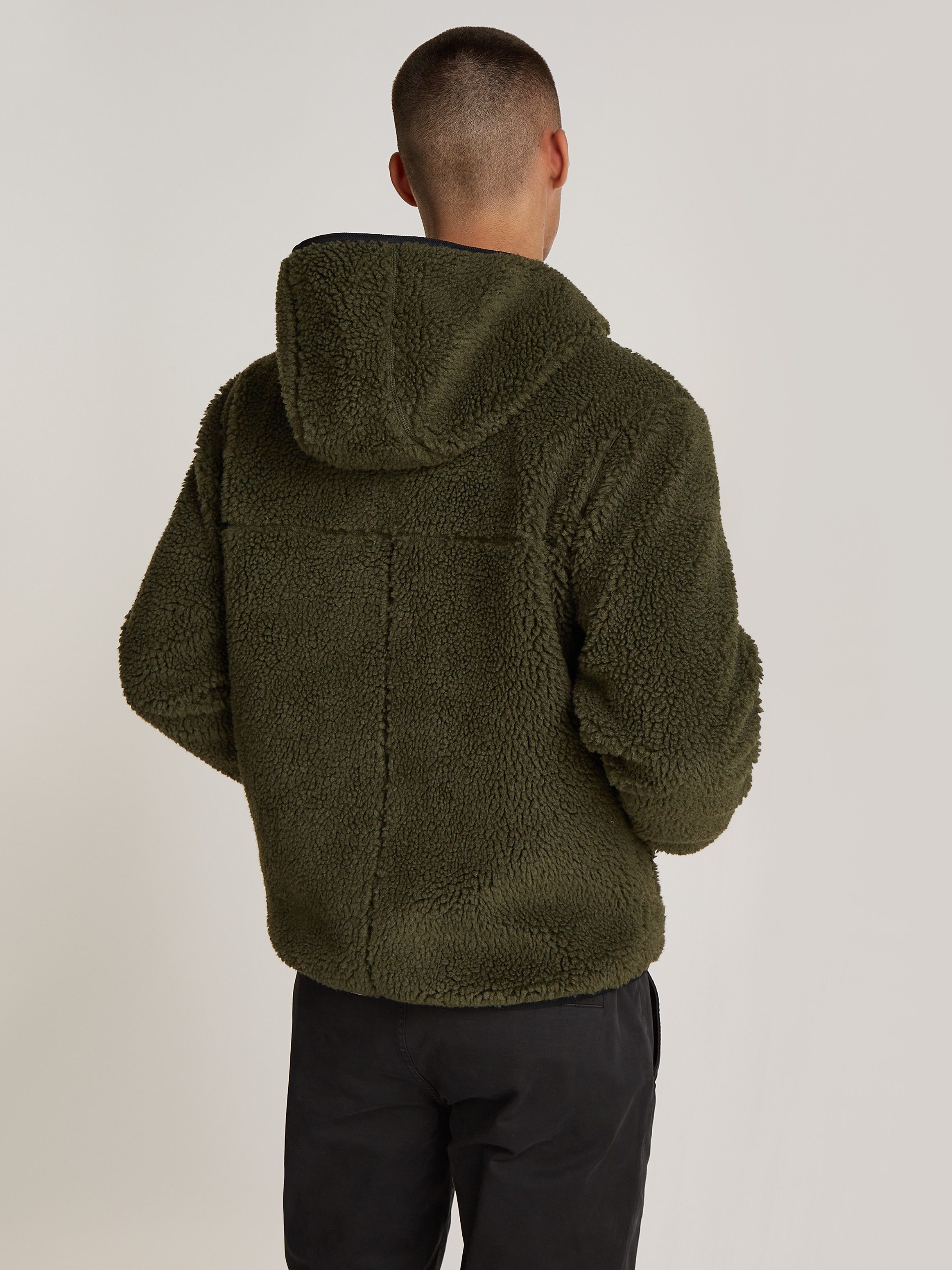 TOMMY JEANS Pluchen jack TJM REG BADGE TEDDY ZIP TRU EXT met logopatch, licht afgezakte schouders