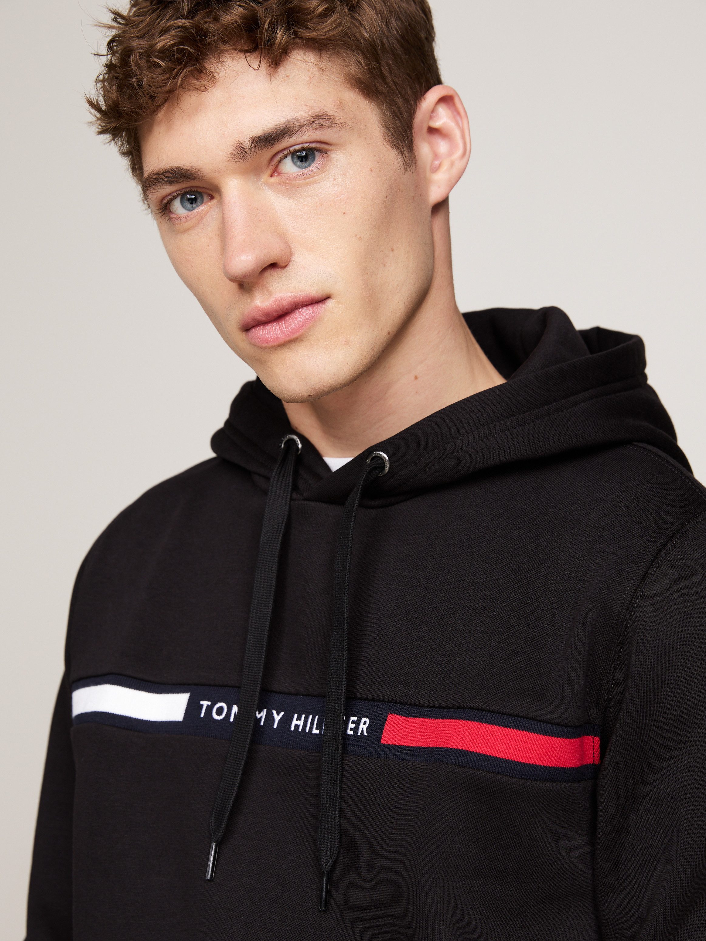 Tommy Hilfiger Hoodie HILFIGER CHEST INSERT HOODY met capuchon, kangoeroezak, logo-inscriptie