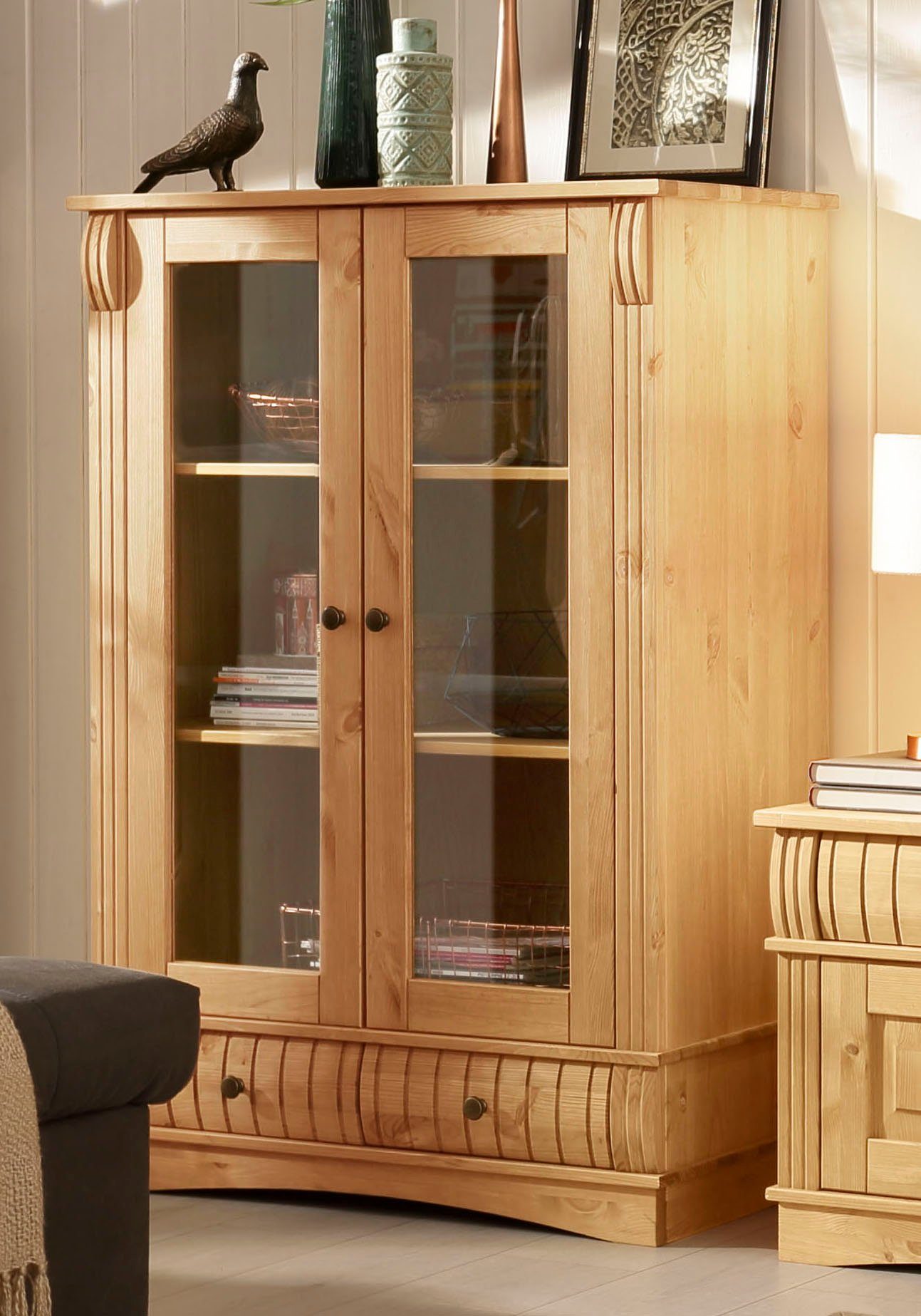 Home affaire Vitrinekast Teresa met 2 glazen deuren en 2 lades, hoogte 120 cm, van massief hout