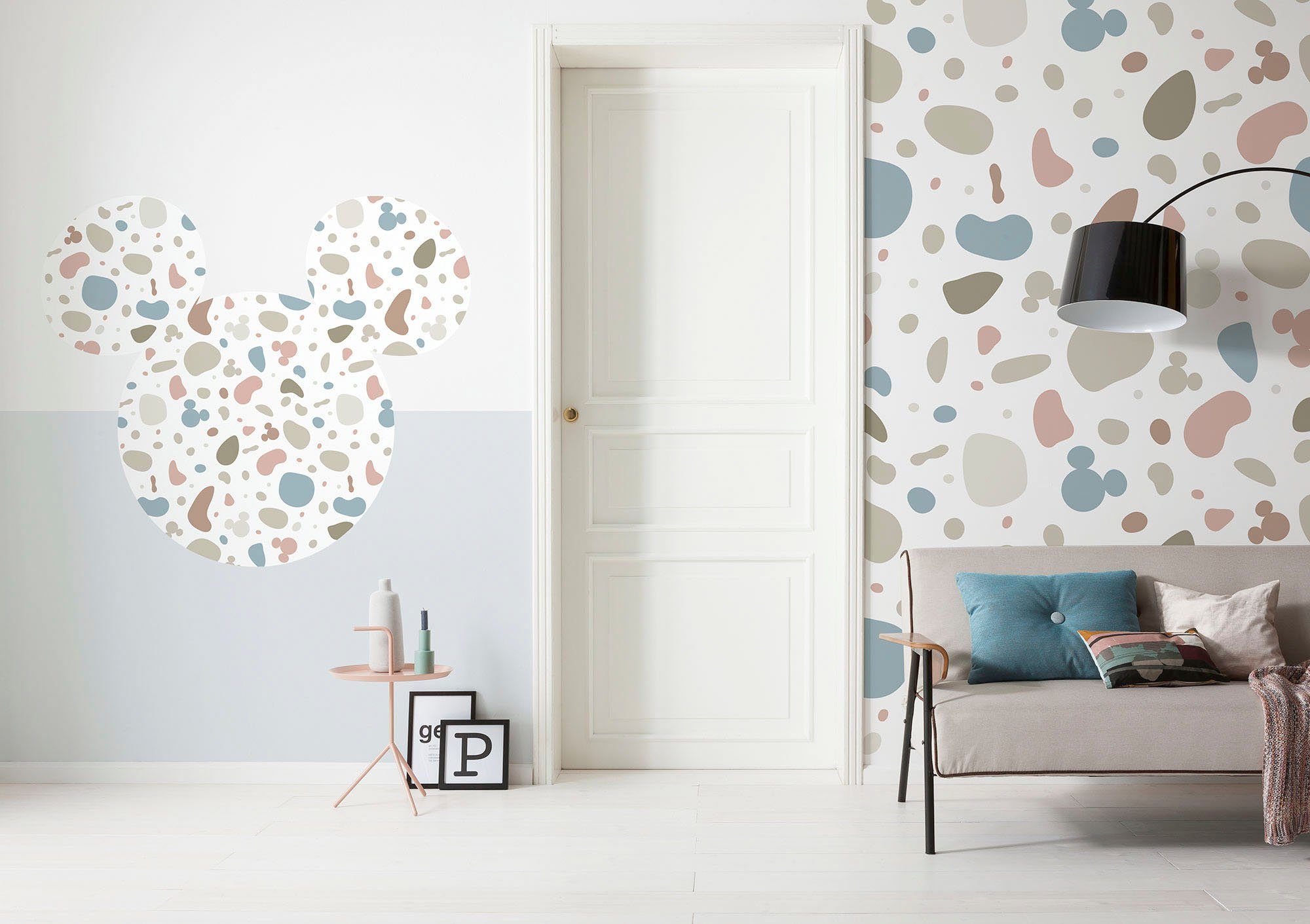 Komar Vliesbehang Digitale print vlies - Mickey's gentle shadows - Afmeting 150 x 250 cm (1 stuk)
