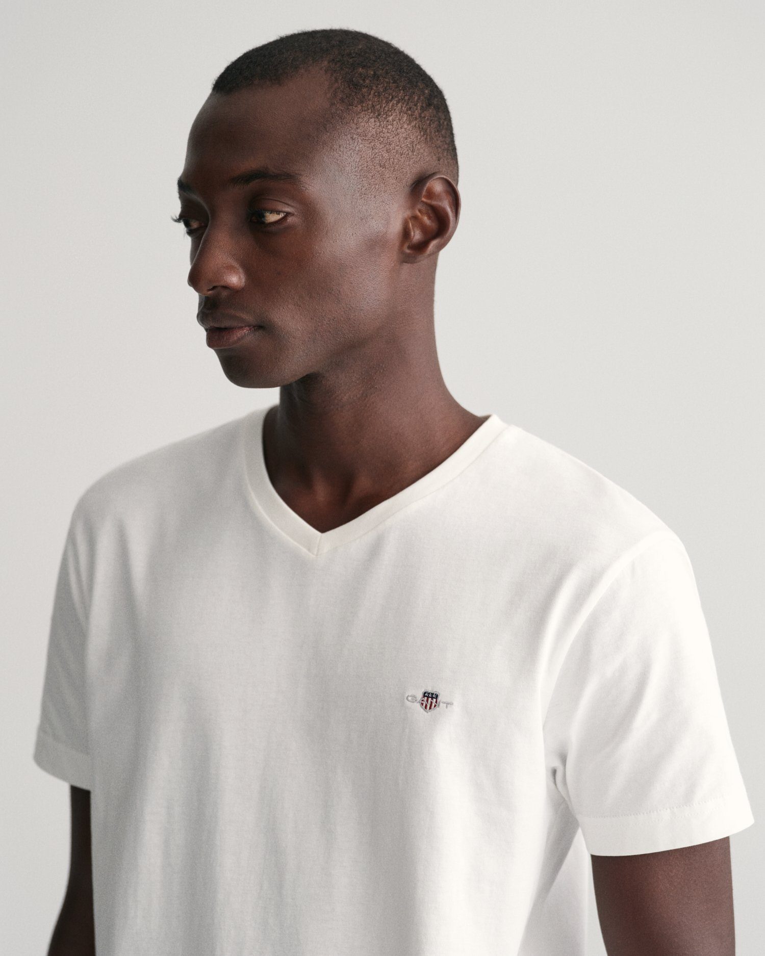 Gant T-shirt SLIM SHIELD V-NECK T-SHIRT met een klein geborduurd logo op de borst