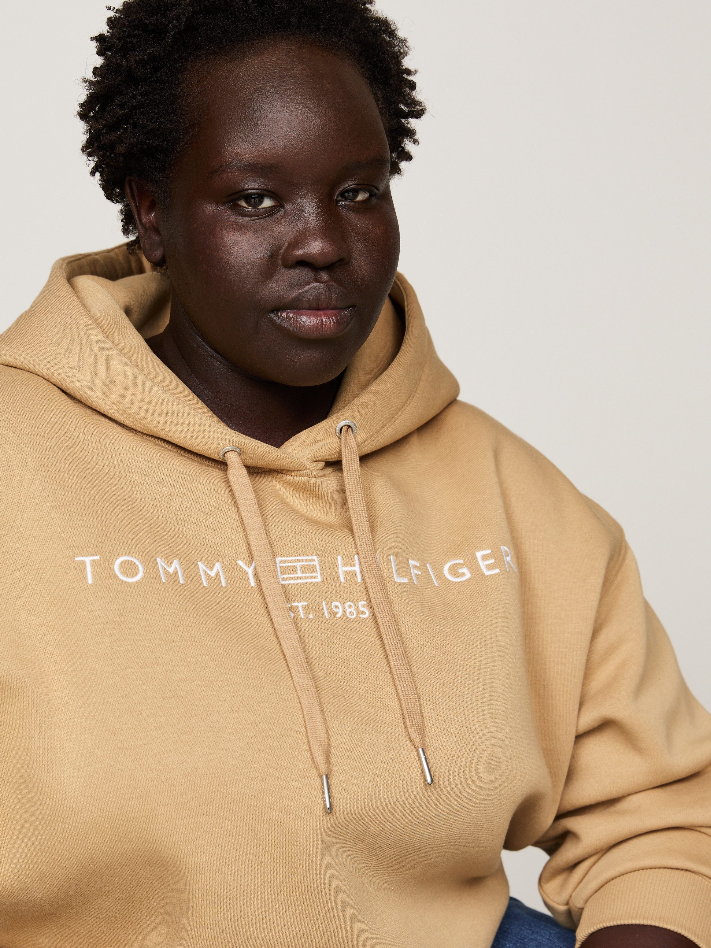 Tommy Hilfiger Curve Hoodie CRV MDRN REG CORP LOGO HOODIE in grote maten capuchon met logo-borduursel op de onderarm