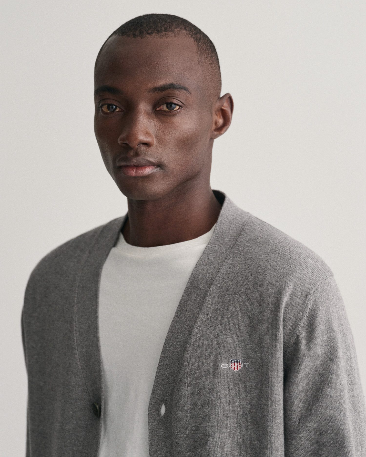 Gant Vest CLASSIC COTTON V-CARDIGAN Grafische GANT-borduursel op de borst