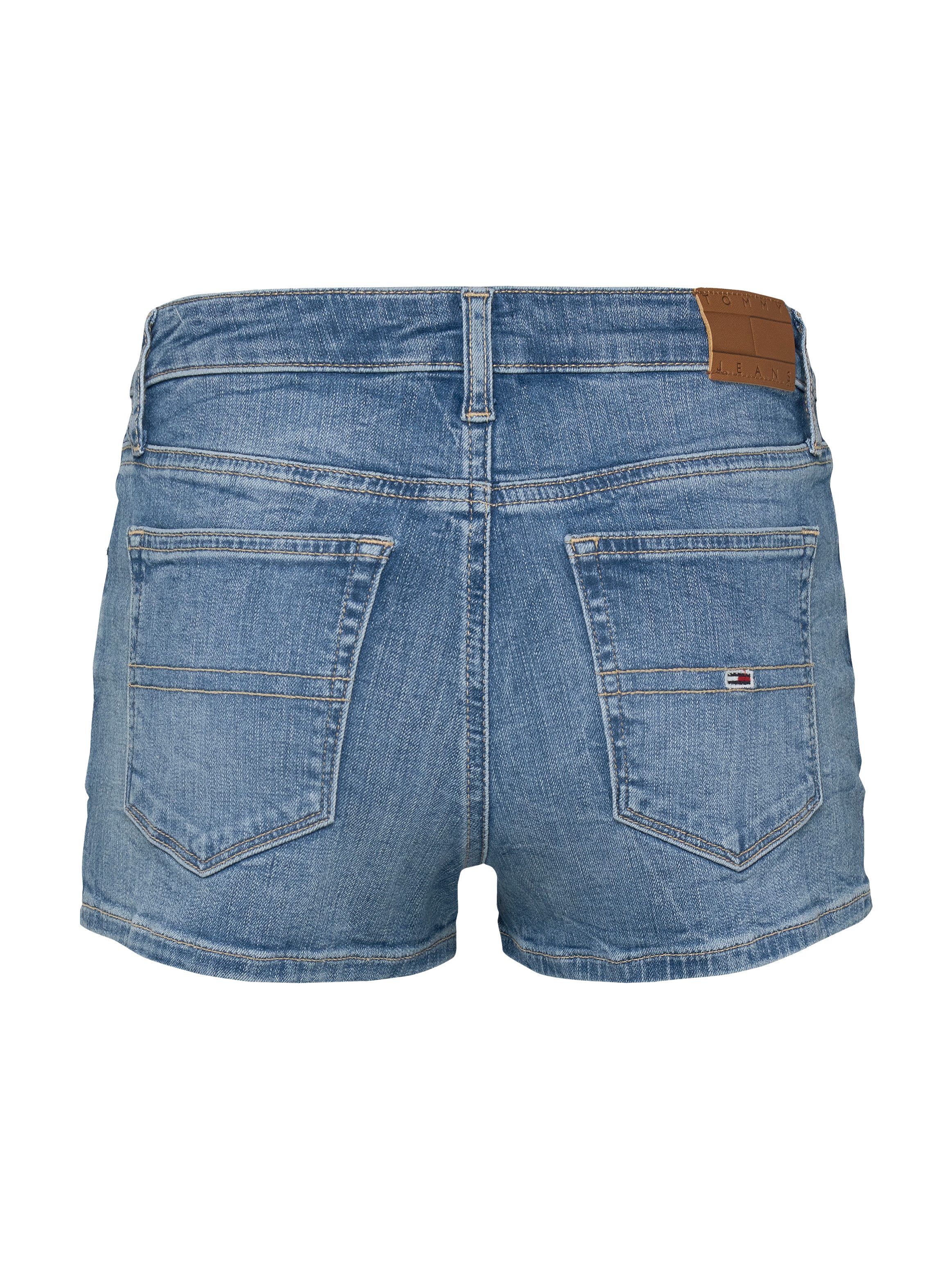 TOMMY JEANS Short NORA SHORT BI8233 met logo-badge, in blauwe wassing