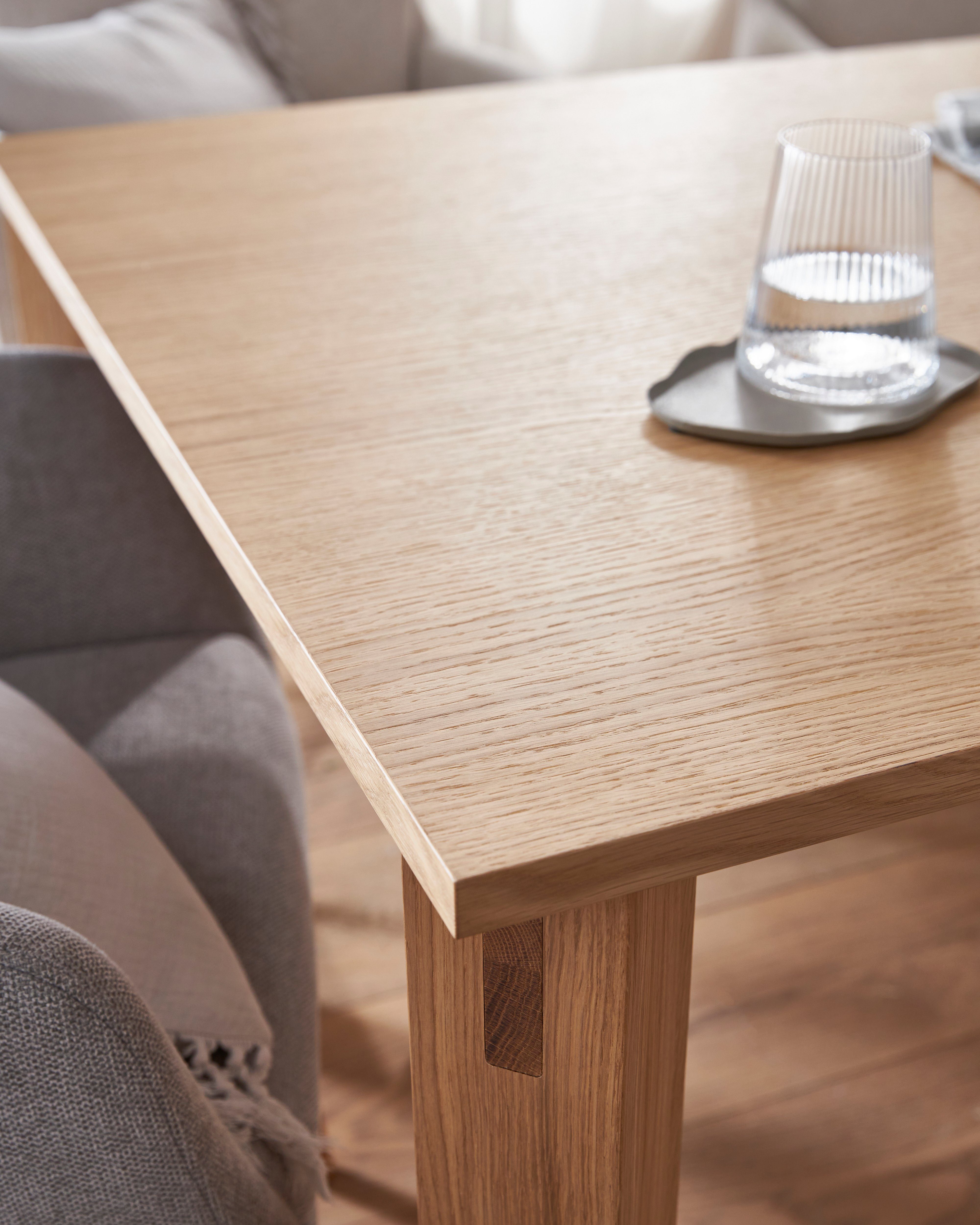 LeGer Home by Lena Gercke Eettafel Chelsea Eikenfineer, verschillende breedten, robuuste poten van massief eiken