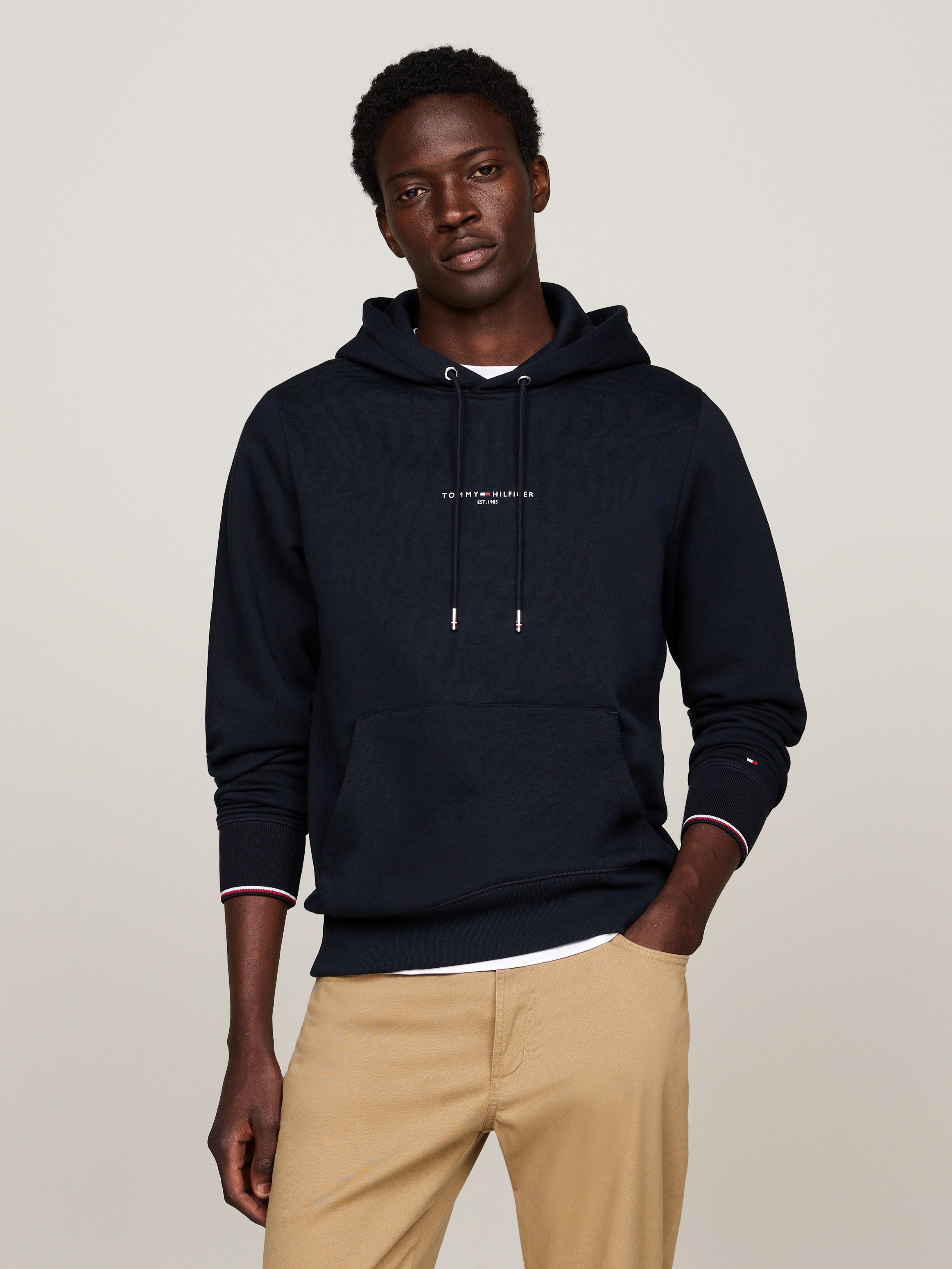 Tommy Hilfiger Hoodie TOMMY LOGO TIPPED HOODY Tommy-Tape binnen aan de halsopening, Vlag-Stiksel op de Mouw