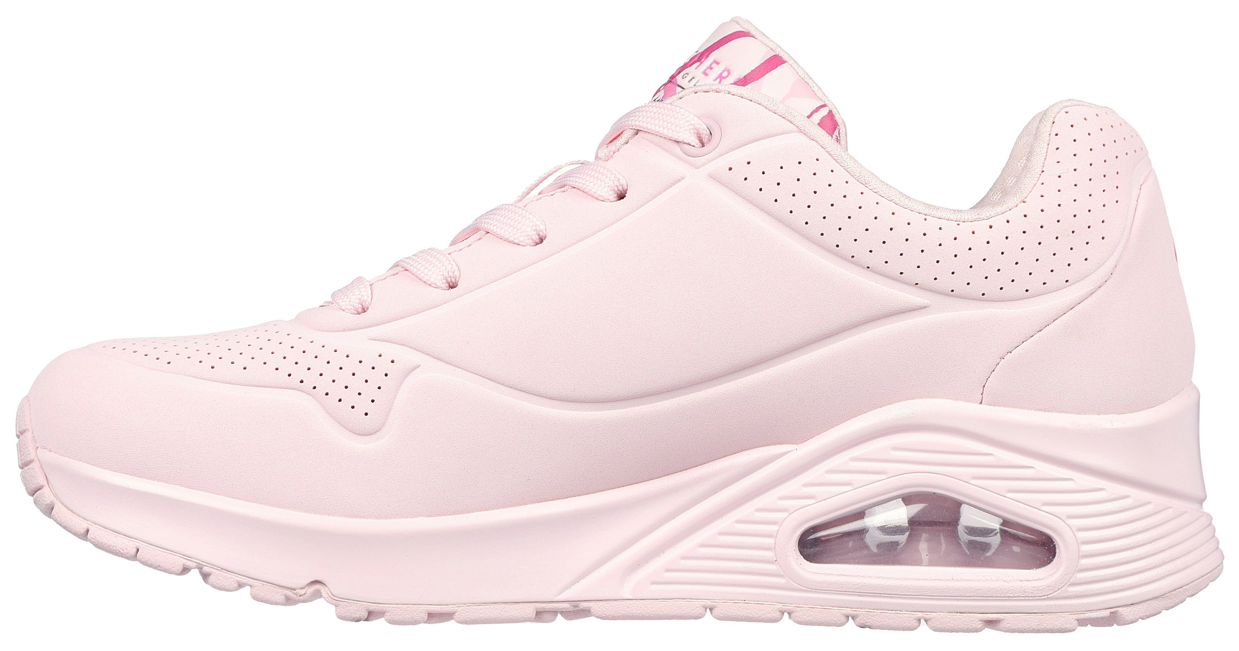 Skechers Sneakers met sleehak UNO-SPREAD THE LOVE Vrijetijdsschoen, lage schoen, veterschoen met coole graffiti-print