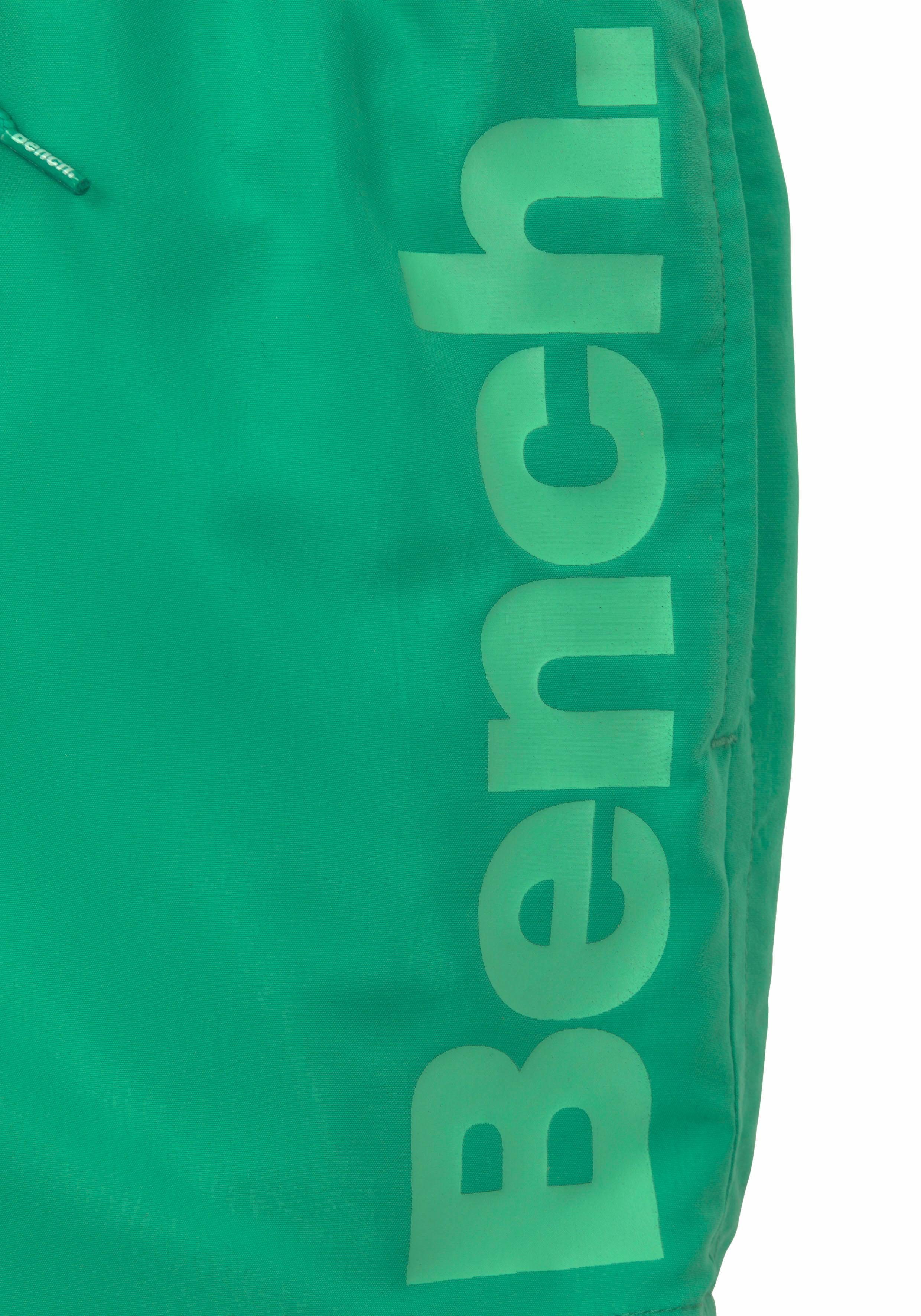 Bench. Zwemshort met logo-opschrift opzij