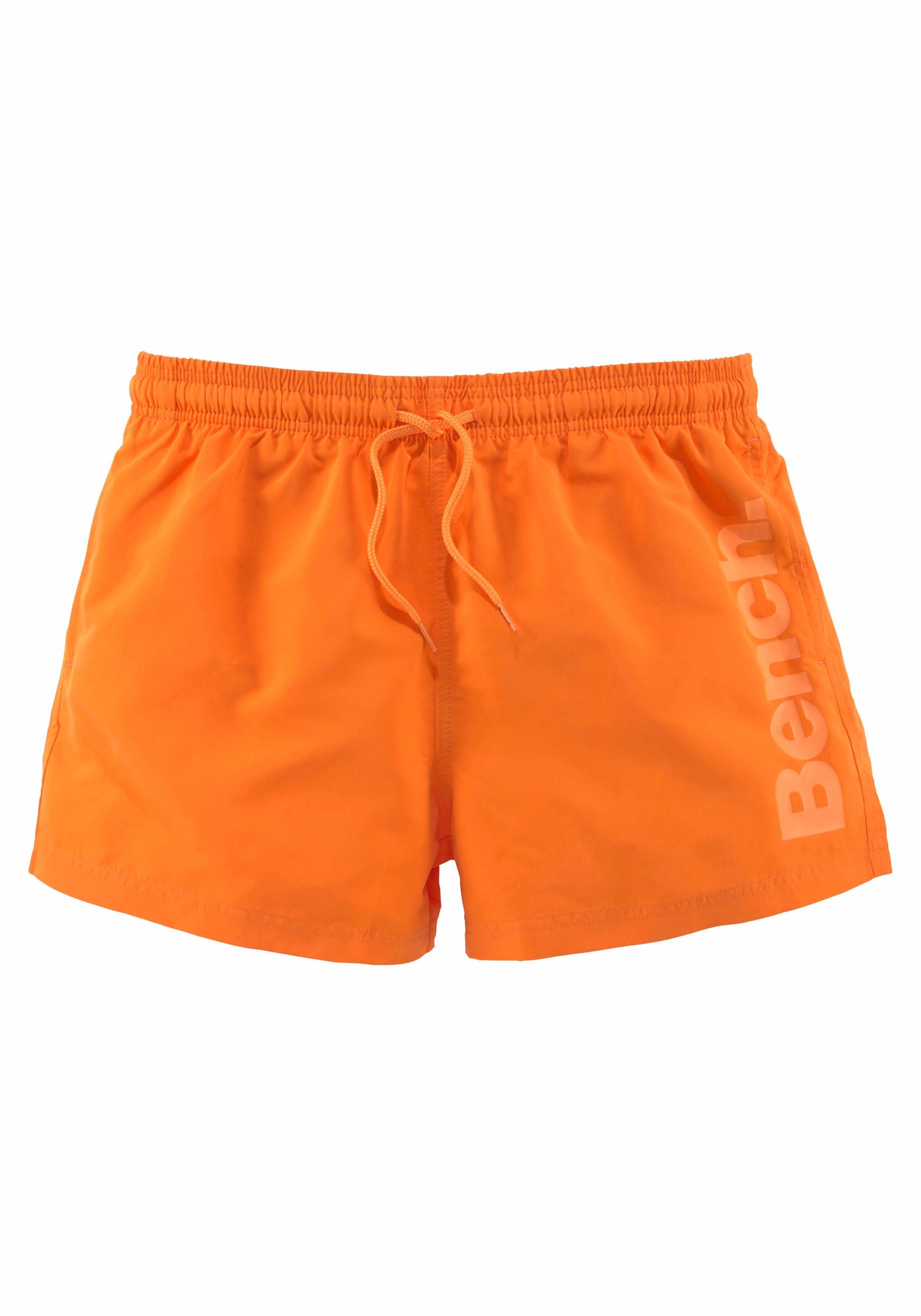 Bench. Zwemshort met logo-opschrift opzij